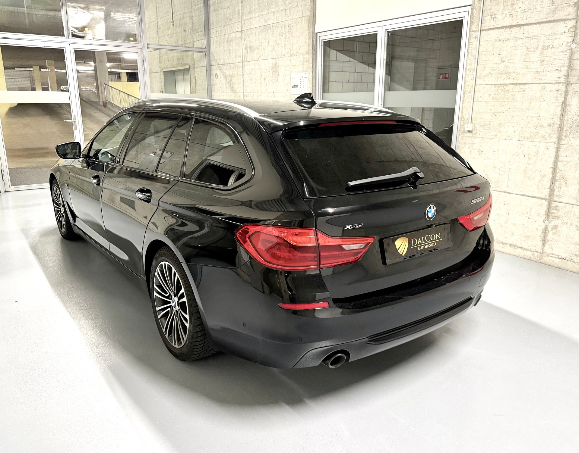 BMW 520d xDrive Touring Sport Line Steptronic-image-10