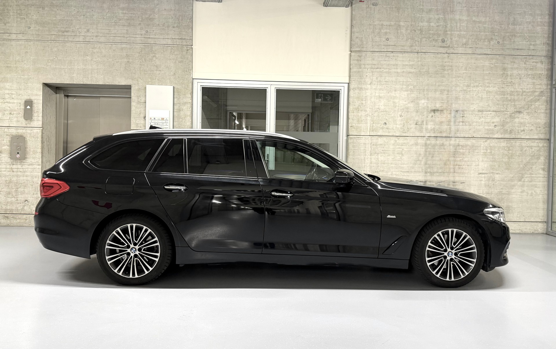 BMW 520d xDrive Touring Sport Line Steptronic-image-5
