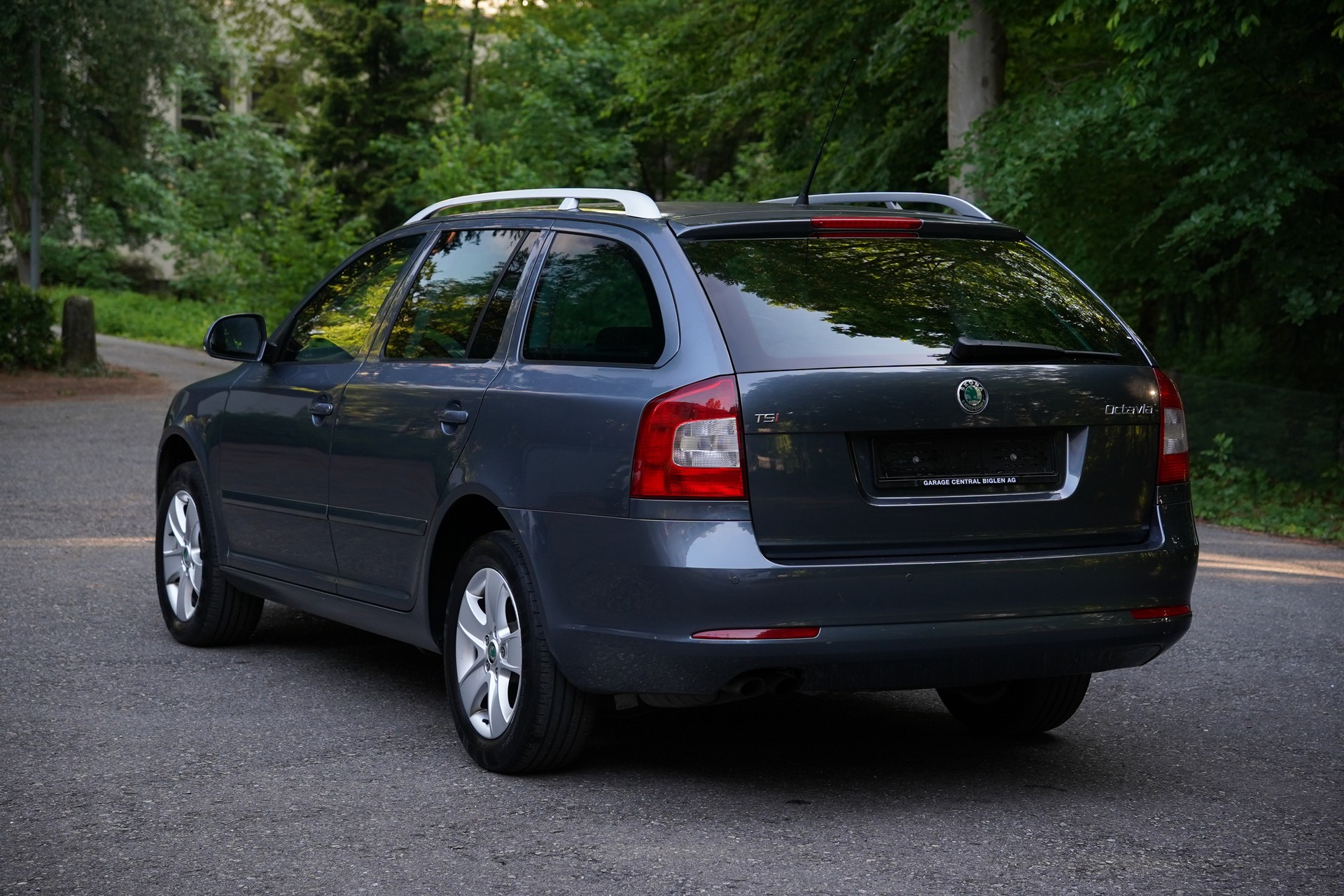SKODA Octavia Combi 1.8 TSI Laurin & Klement DSG-image-4