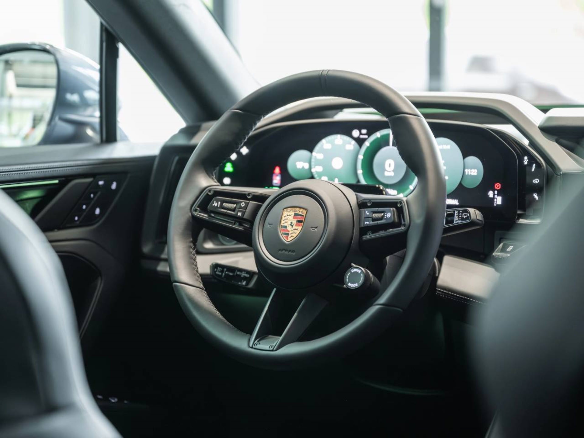 PORSCHE Cayenne Electric-image-15