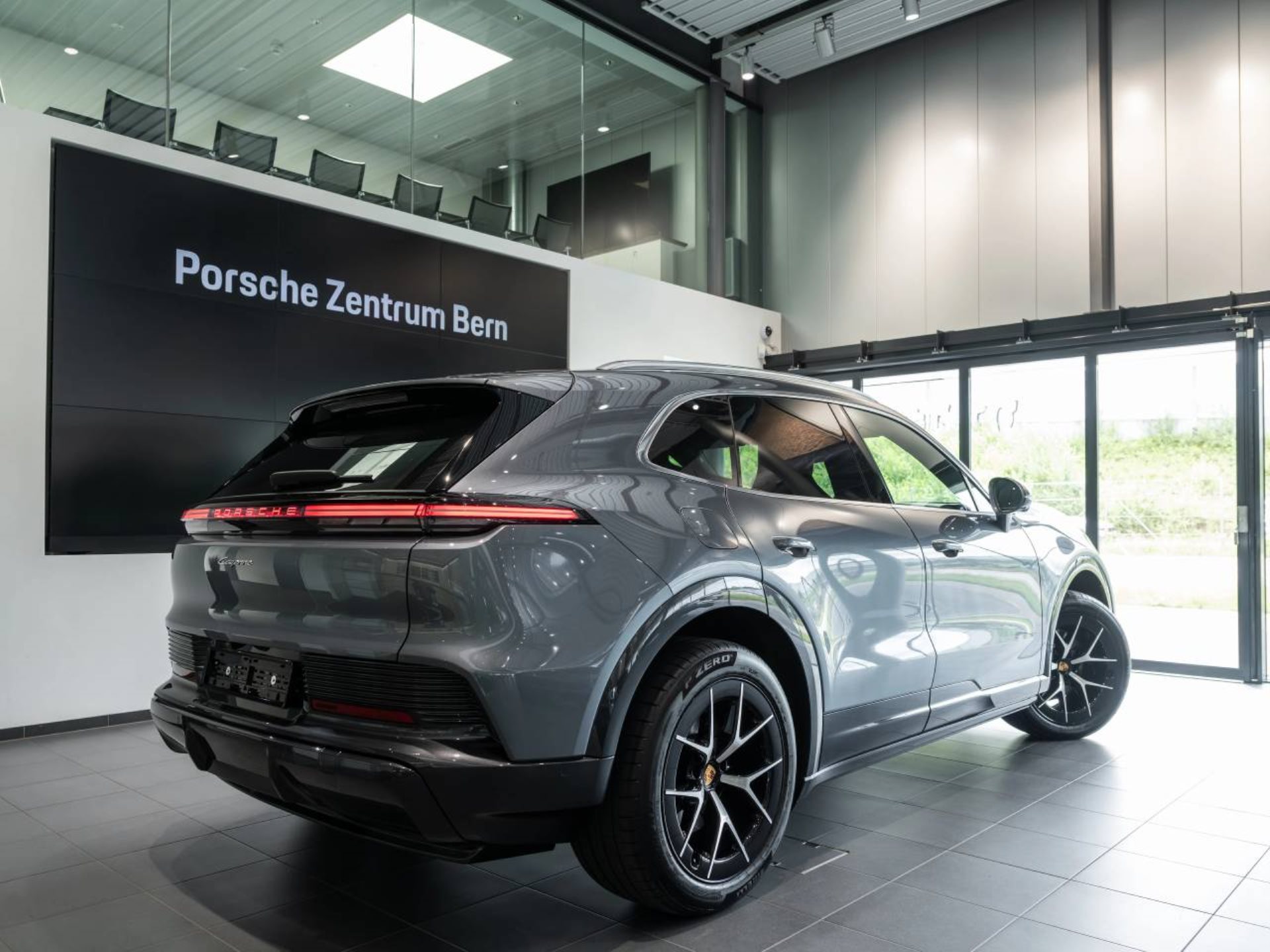 PORSCHE Cayenne Electric-image-2