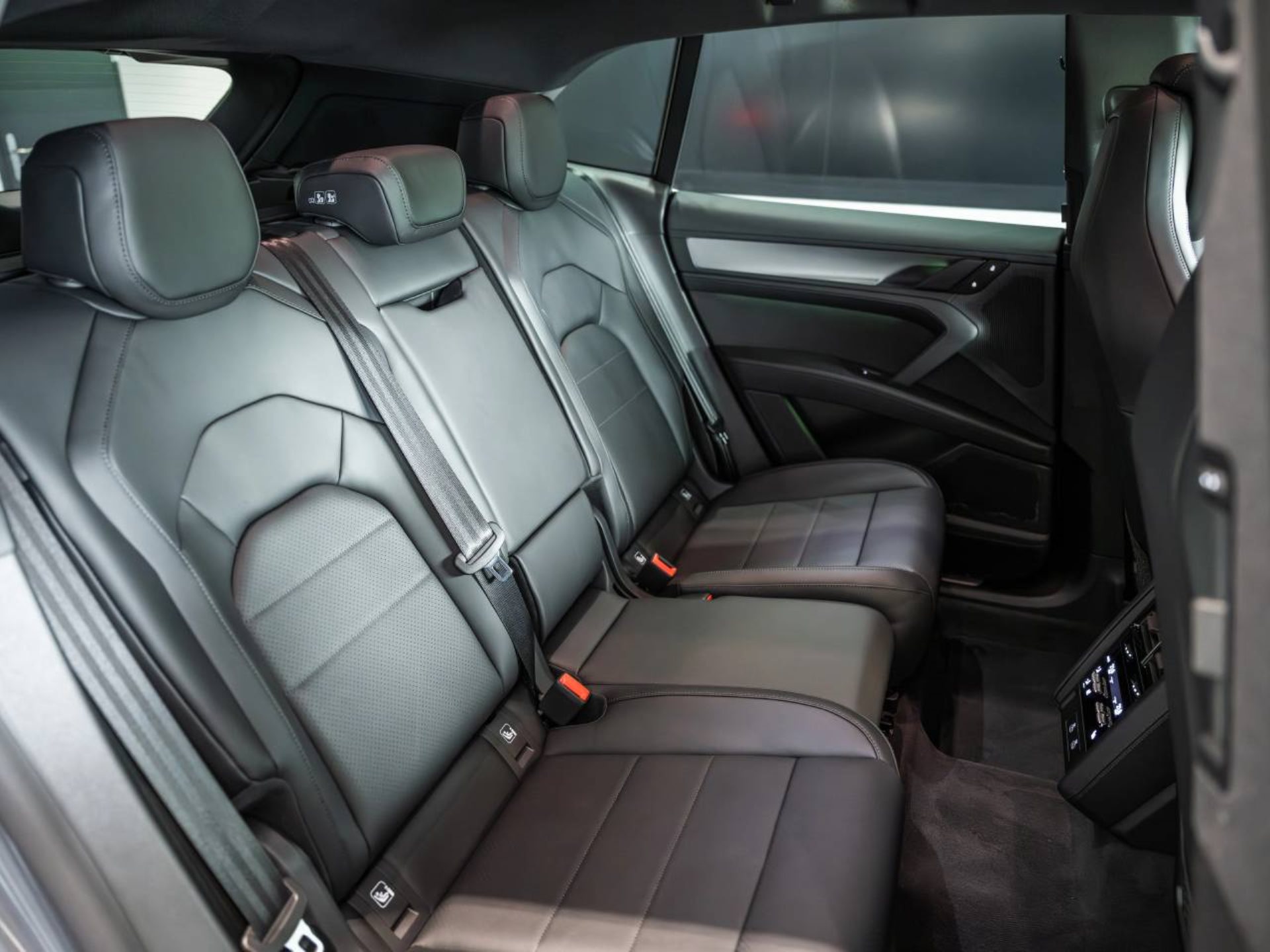 PORSCHE Cayenne Electric-image-19
