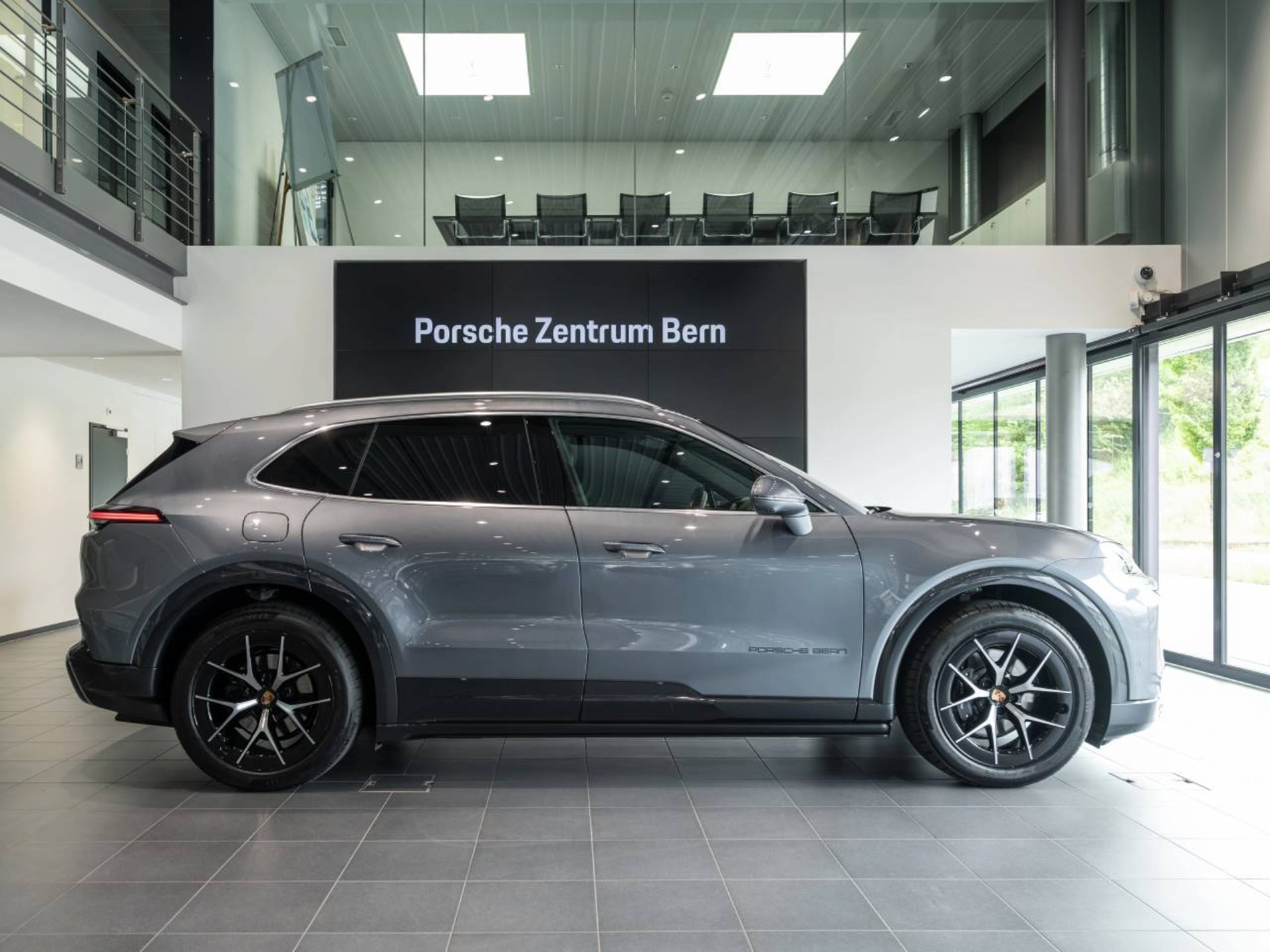 PORSCHE Cayenne Electric-image-1