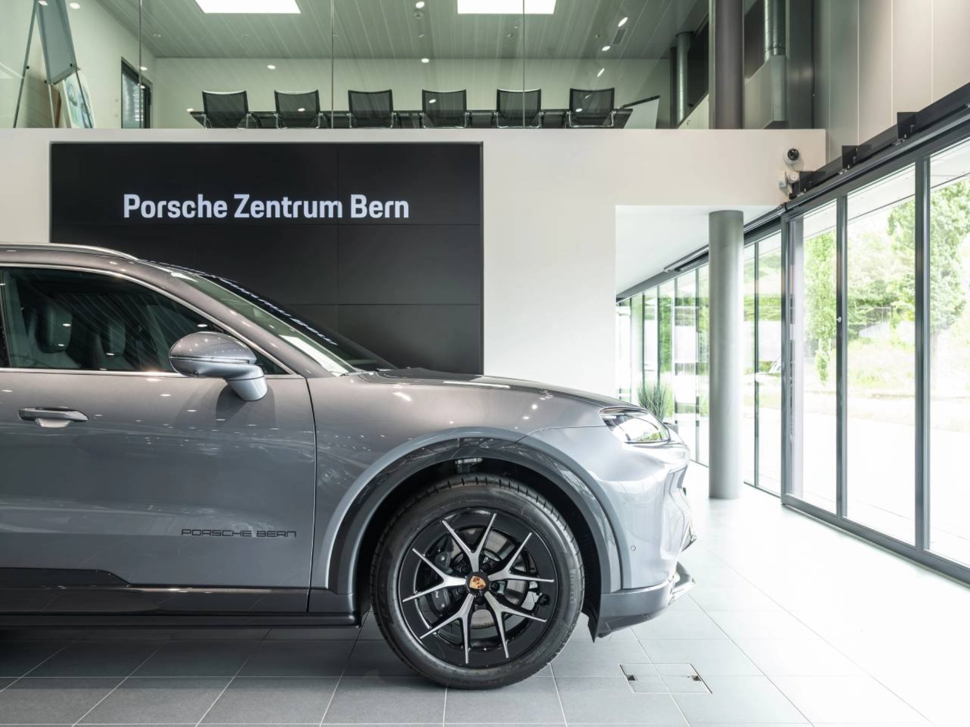 PORSCHE Cayenne Electric-image-12