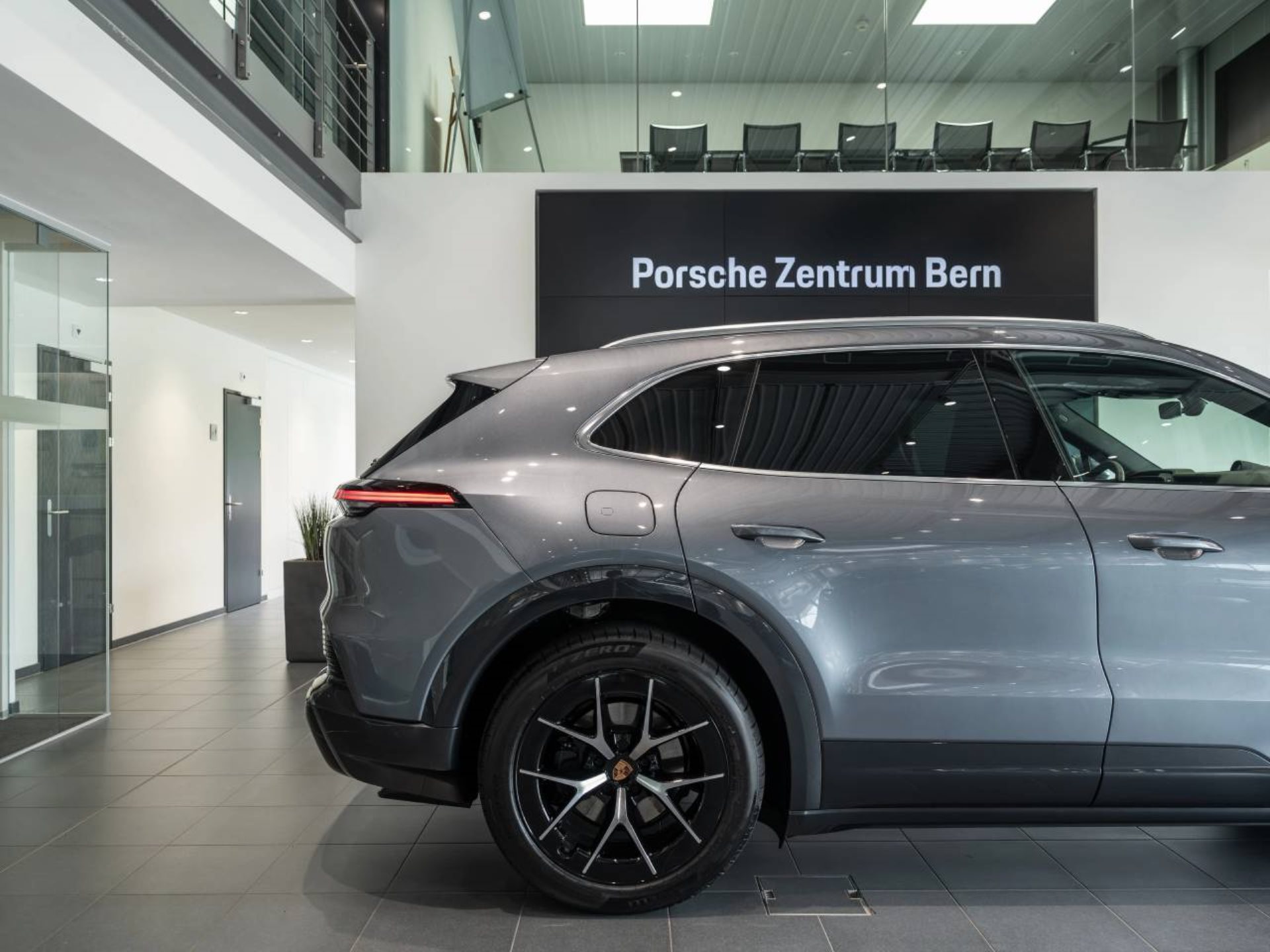 PORSCHE Cayenne Electric-image-11