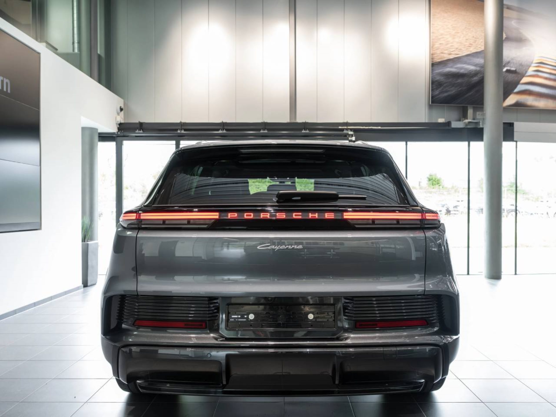 PORSCHE Cayenne Electric-image-5