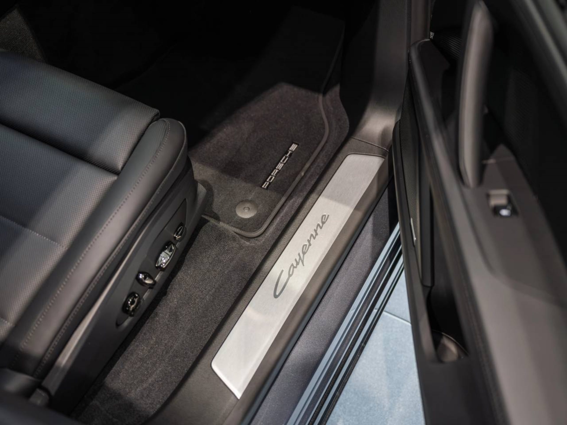 PORSCHE Cayenne Electric-image-23