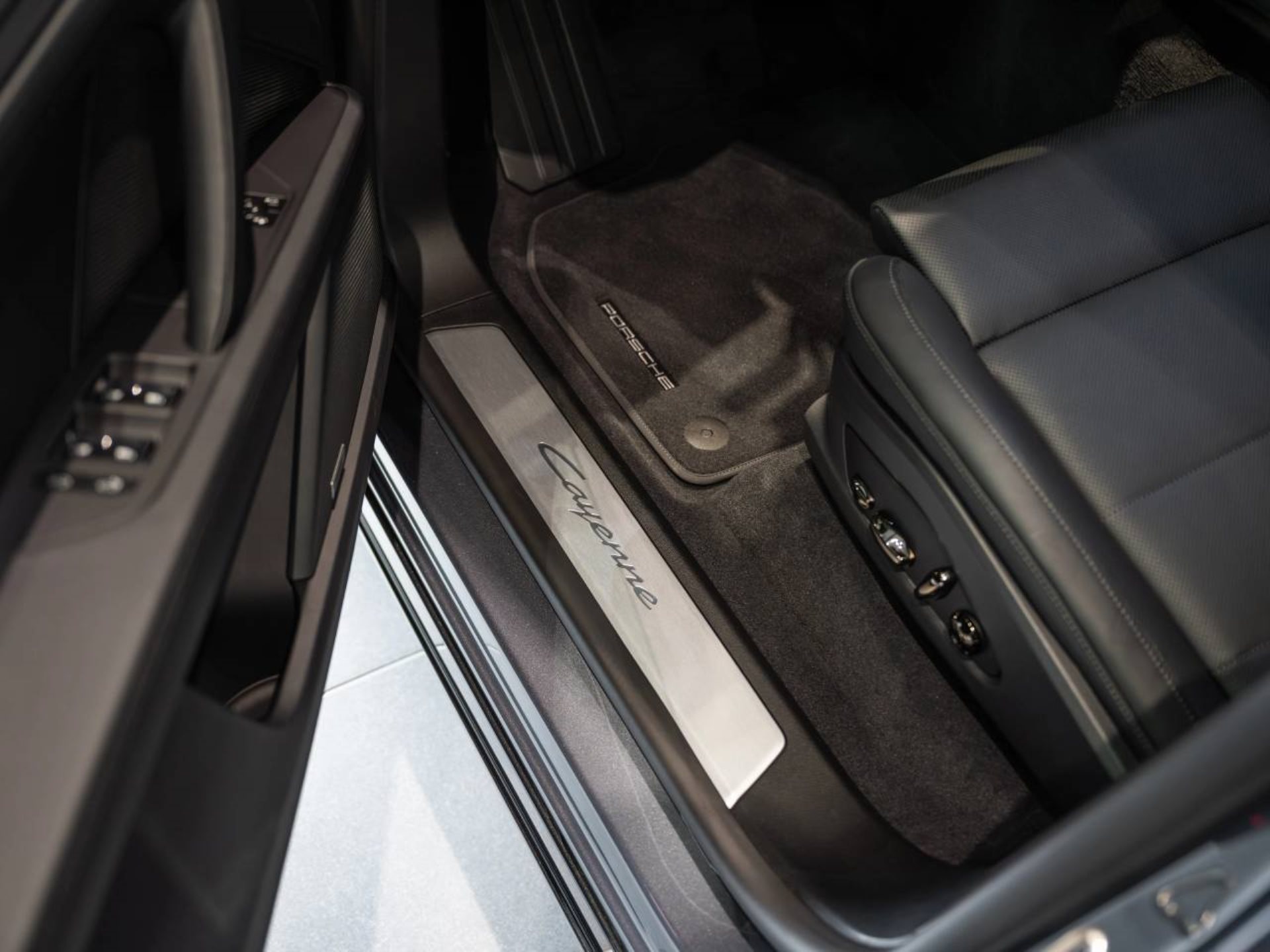PORSCHE Cayenne Electric-image-21