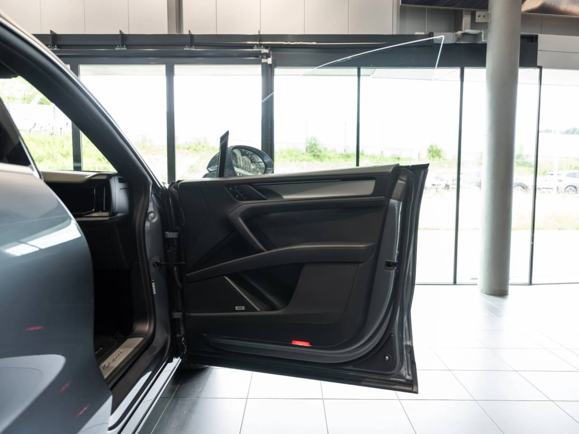 PORSCHE Cayenne Electric-image-22