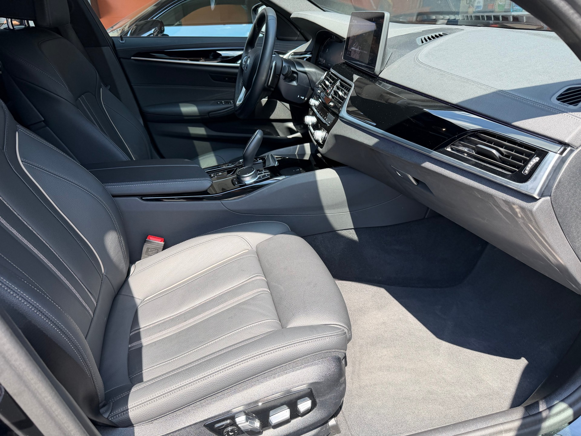BMW 530d xDrive 48V Touring Luxury Line Steptronic-image-15