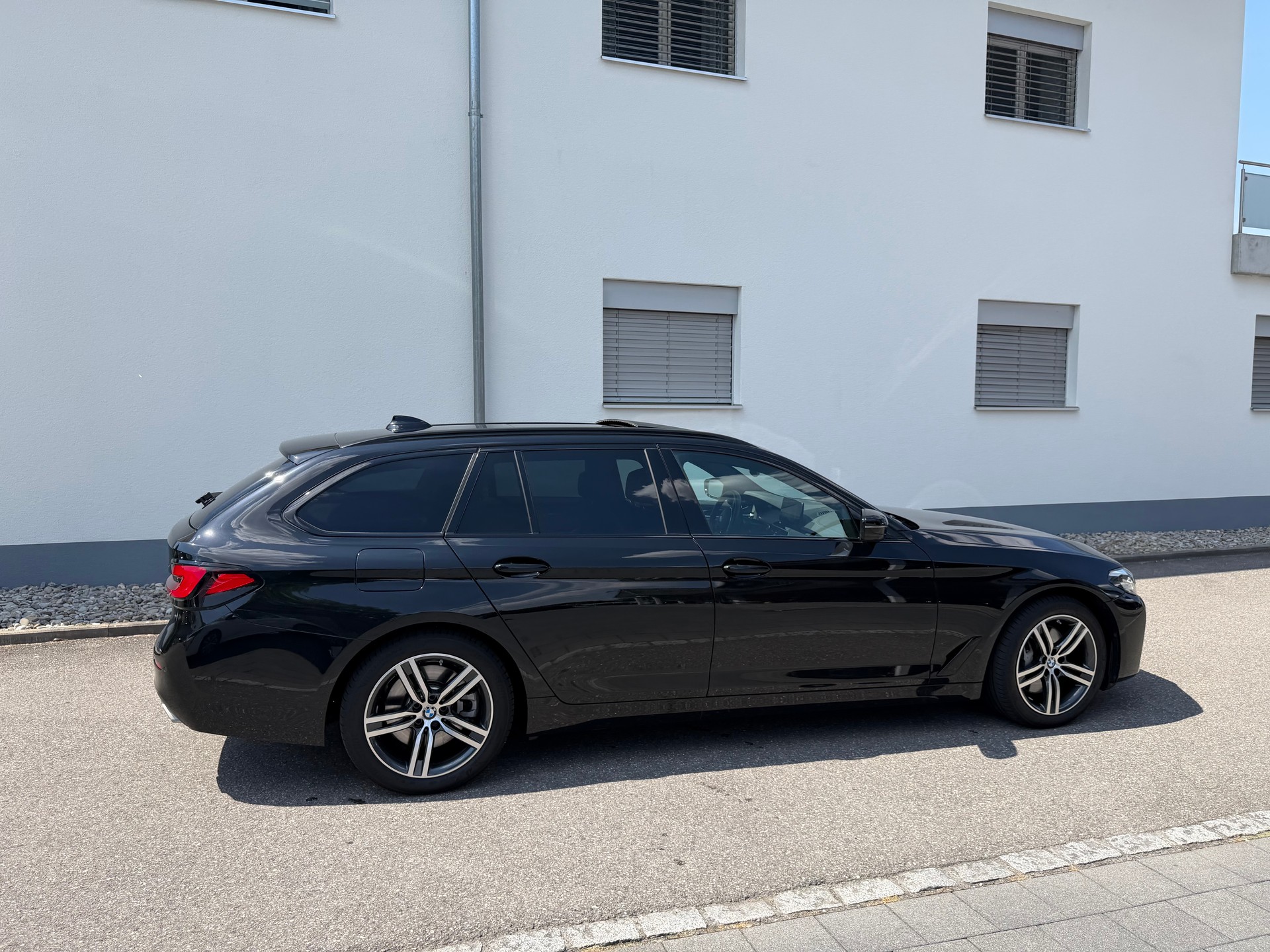 BMW 530d xDrive 48V Touring Luxury Line Steptronic-image-4