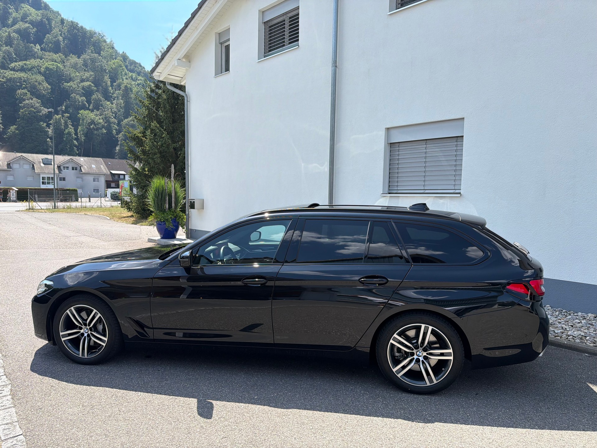 BMW 530d xDrive 48V Touring Luxury Line Steptronic-image-12