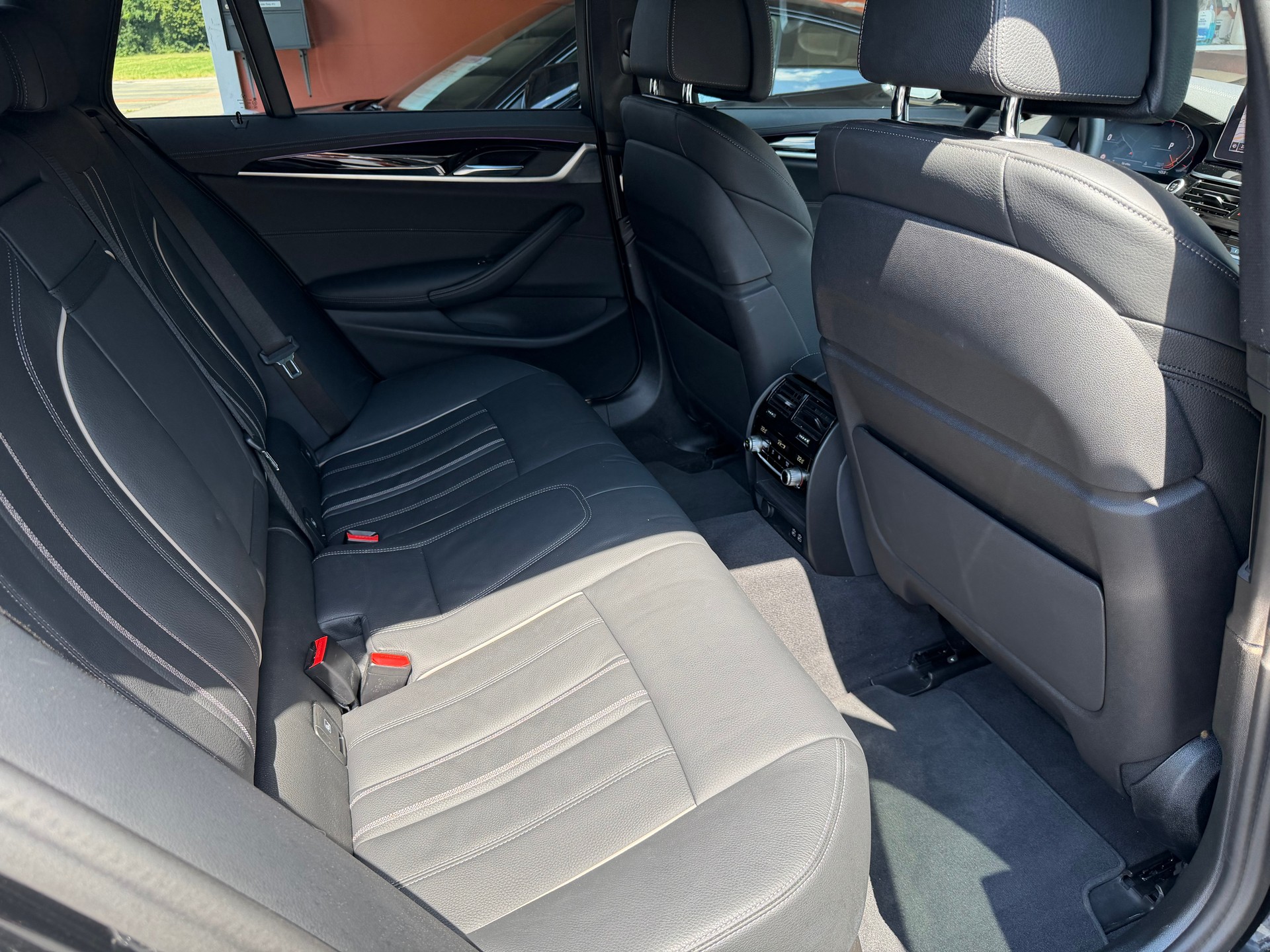 BMW 530d xDrive 48V Touring Luxury Line Steptronic-image-17