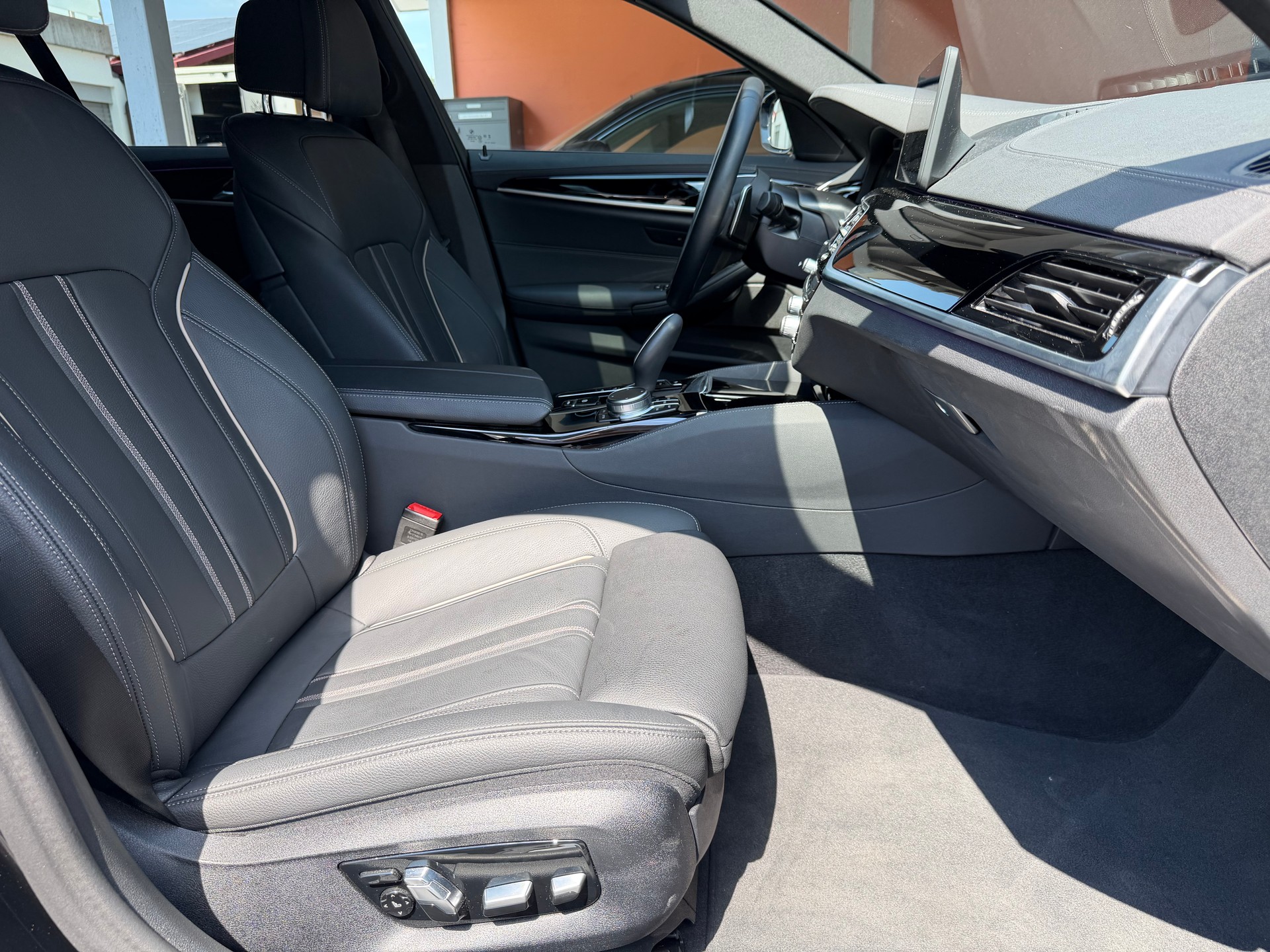 BMW 530d xDrive 48V Touring Luxury Line Steptronic-image-16