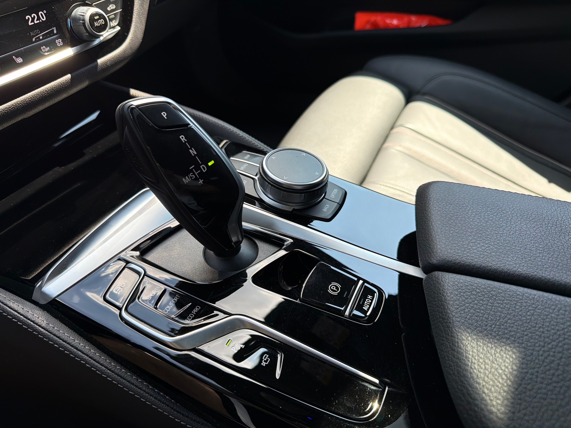 BMW 530d xDrive 48V Touring Luxury Line Steptronic-image-26