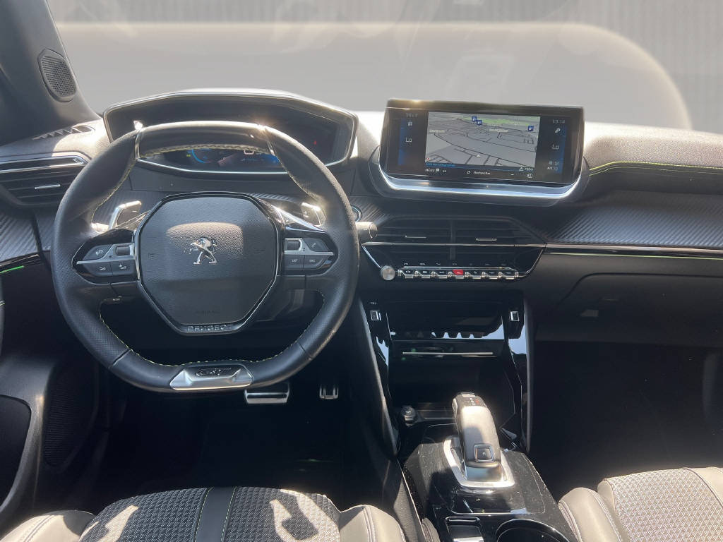PEUGEOT 2008 1.2 Pure Tech GT EAT8-image-11