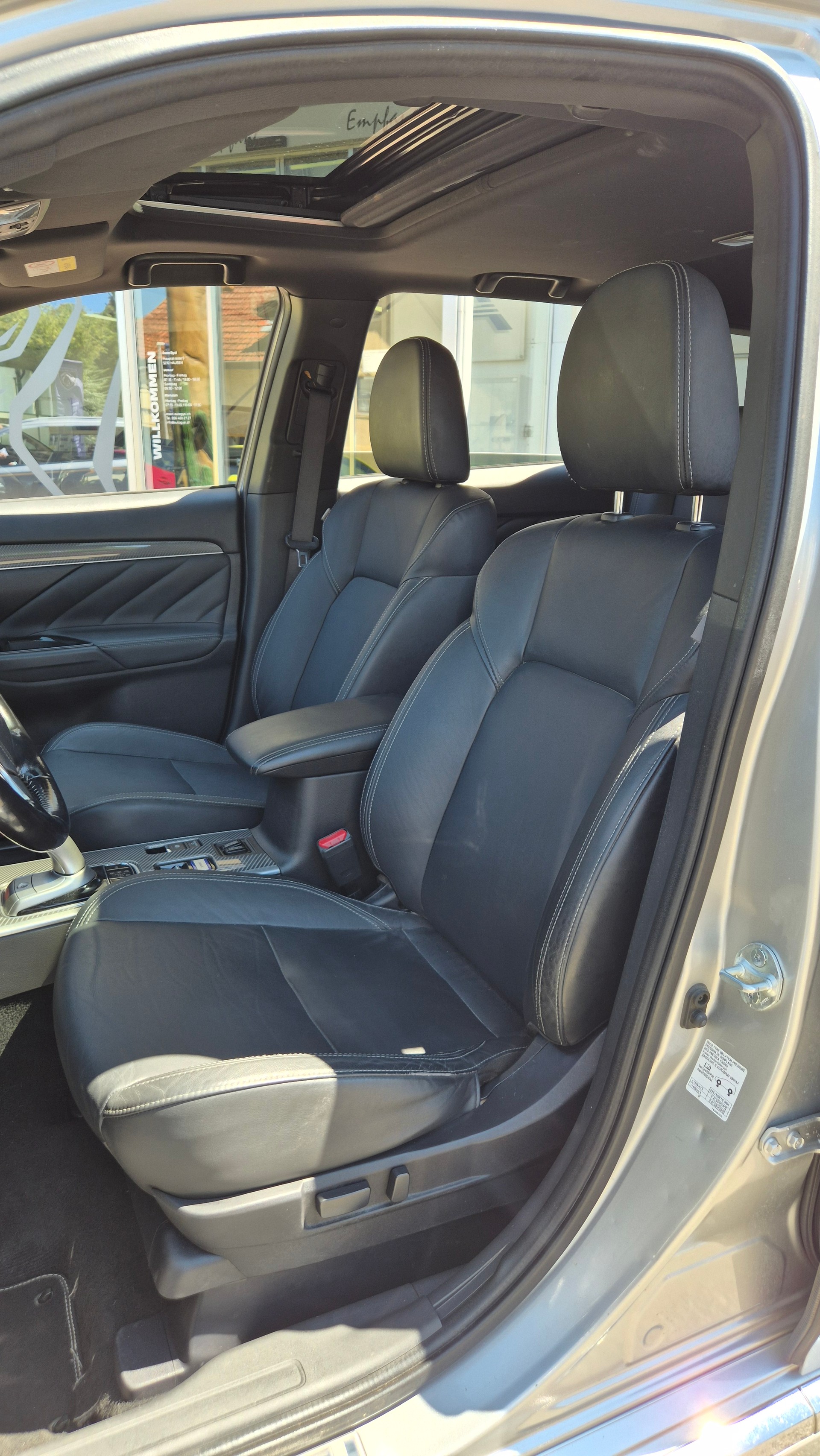 MITSUBISHI Outlander PHEV Diam. 4WD mit 1.5t AHK-image-5