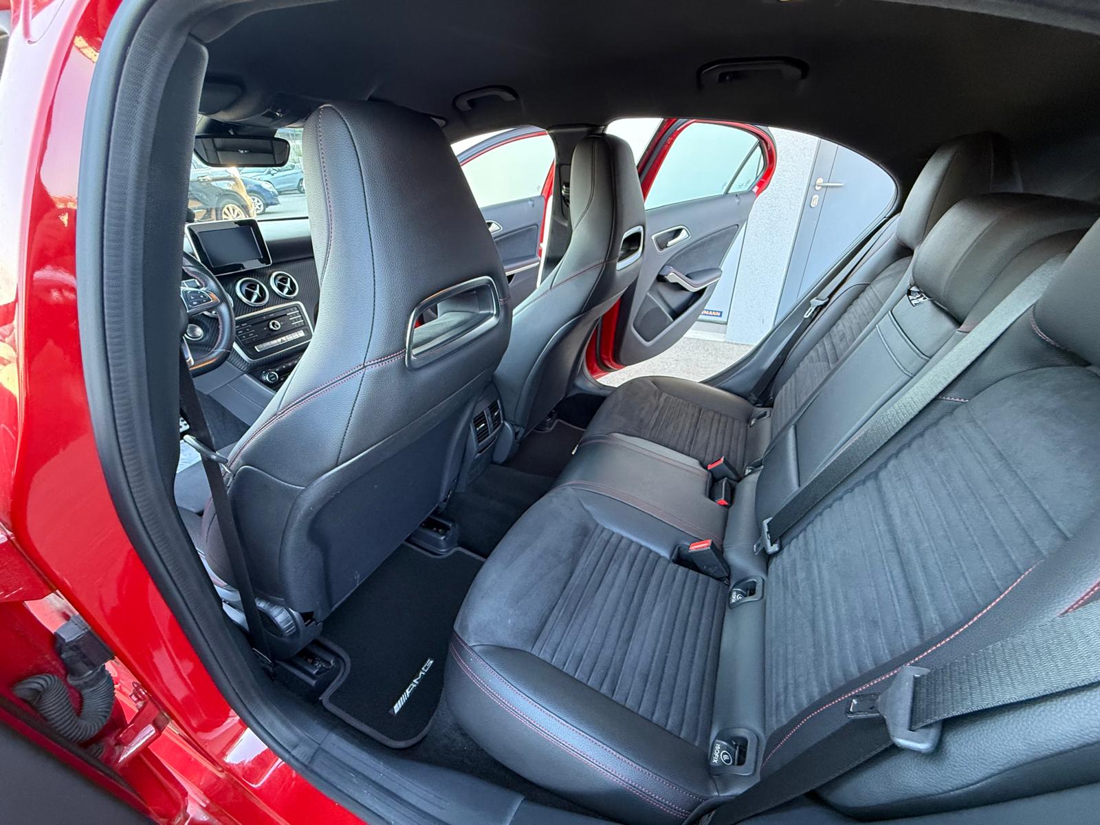 MERCEDES-BENZ A 220 AMG Line 4Matic 7G-DCT-image-9