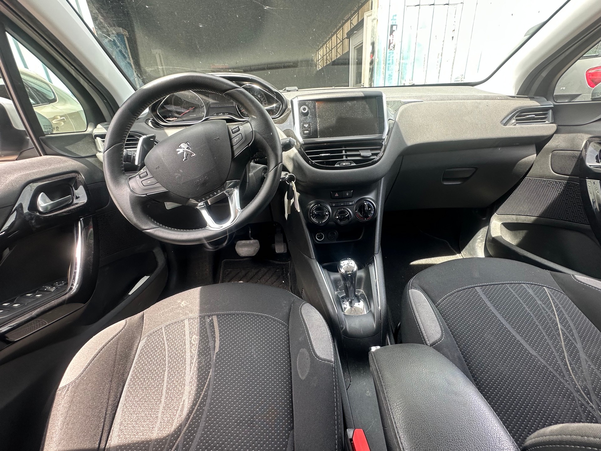 PEUGEOT 208 1.4 e-HDi Active EGS5-image-10