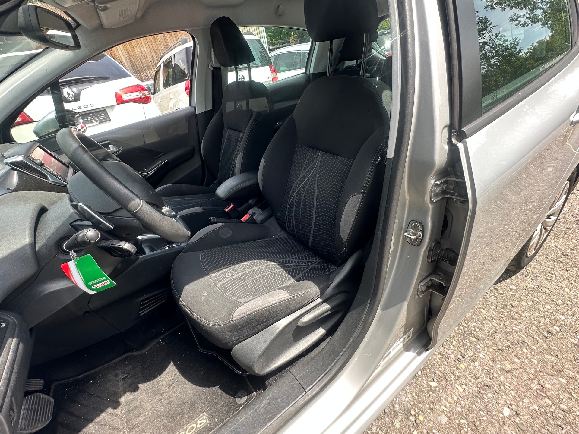 PEUGEOT 208 1.4 e-HDi Active EGS5-image-9