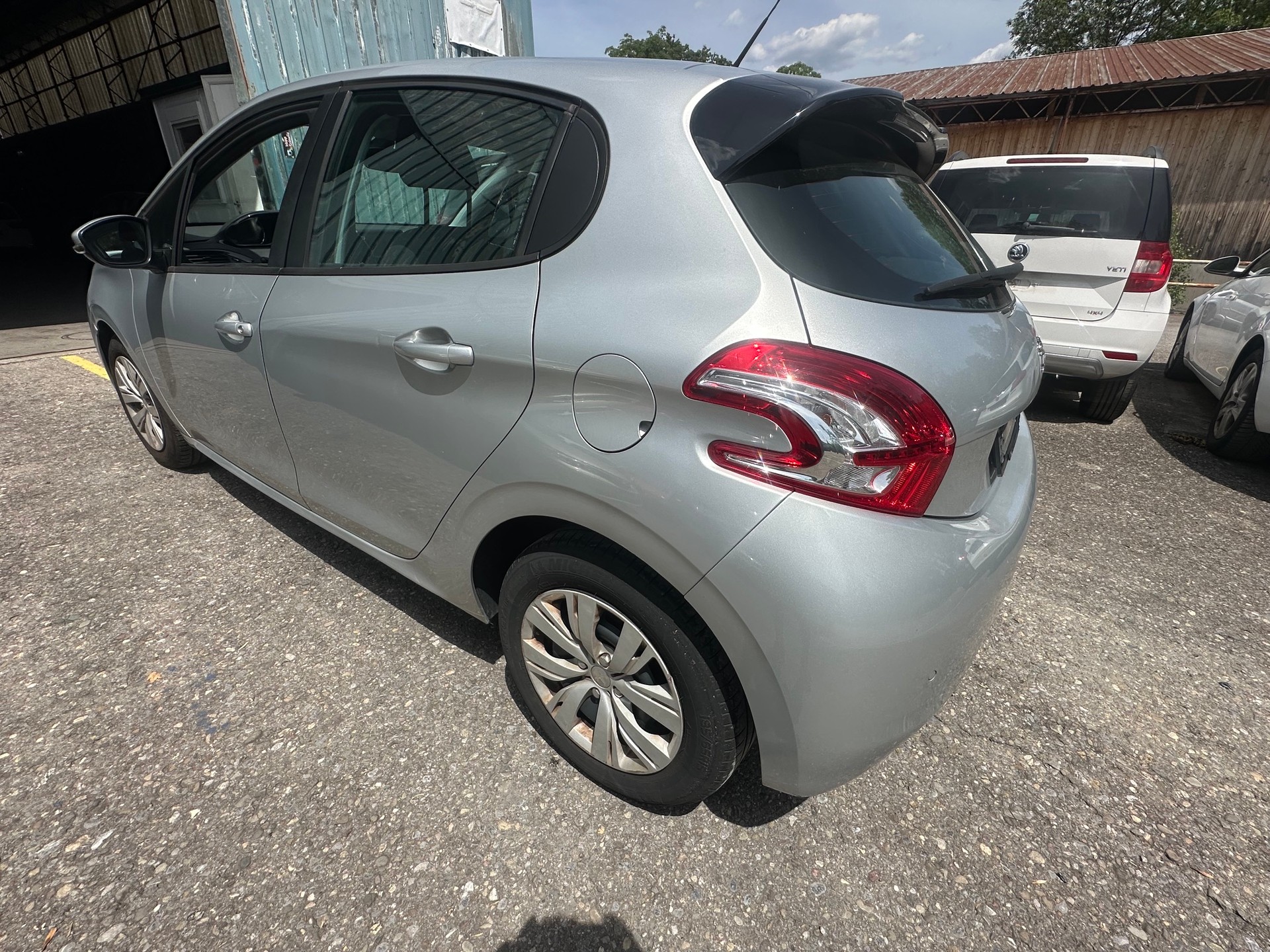 PEUGEOT 208 1.4 e-HDi Active EGS5-image-4