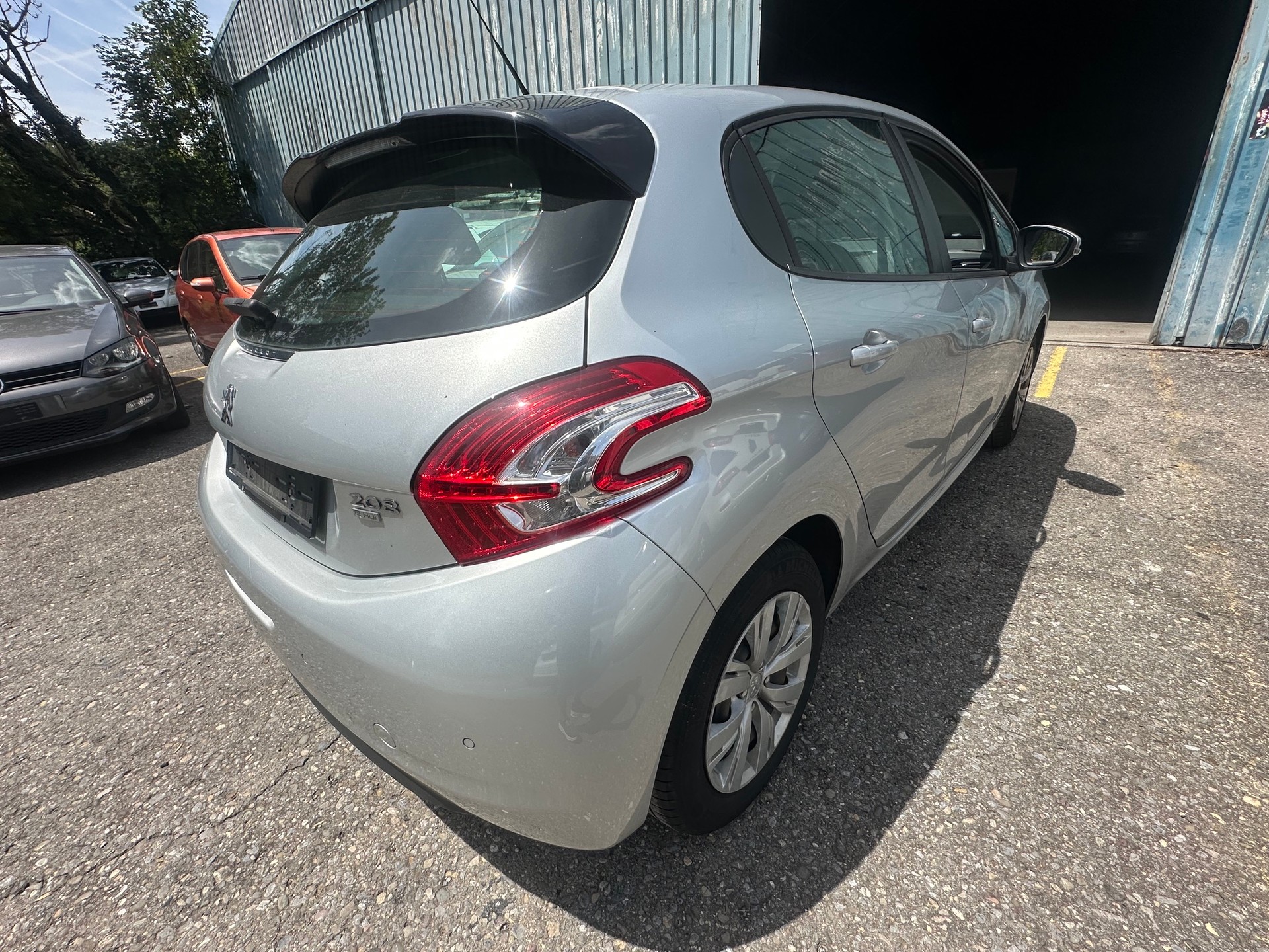 PEUGEOT 208 1.4 e-HDi Active EGS5-image-6