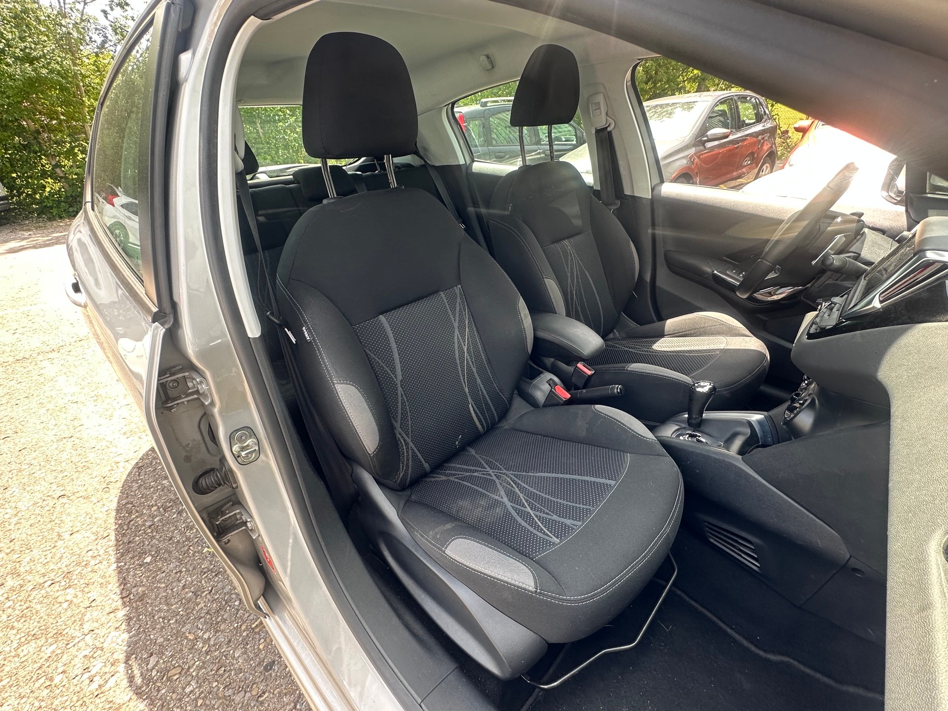 PEUGEOT 208 1.4 e-HDi Active EGS5-image-8