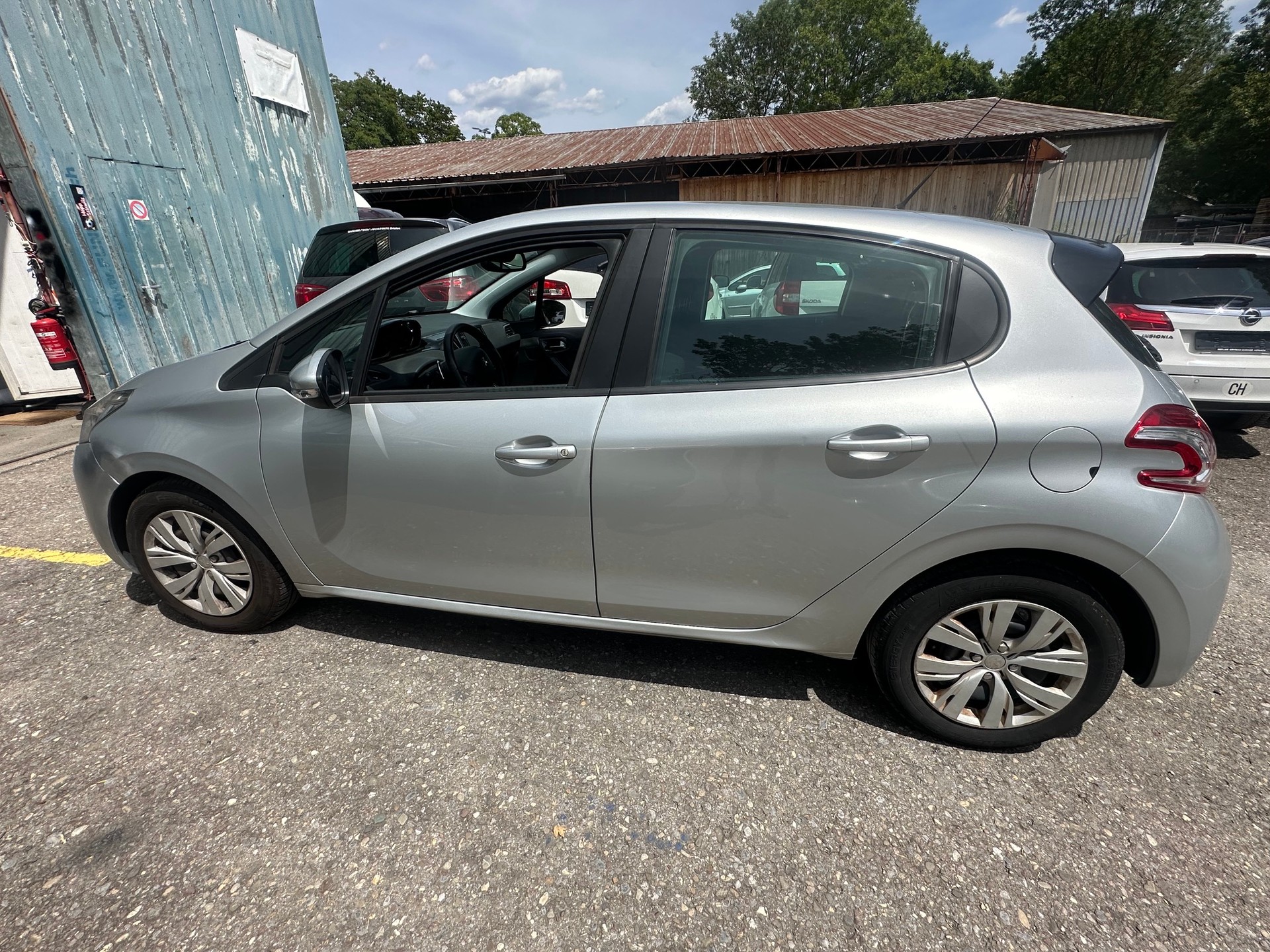 PEUGEOT 208 1.4 e-HDi Active EGS5-image-3