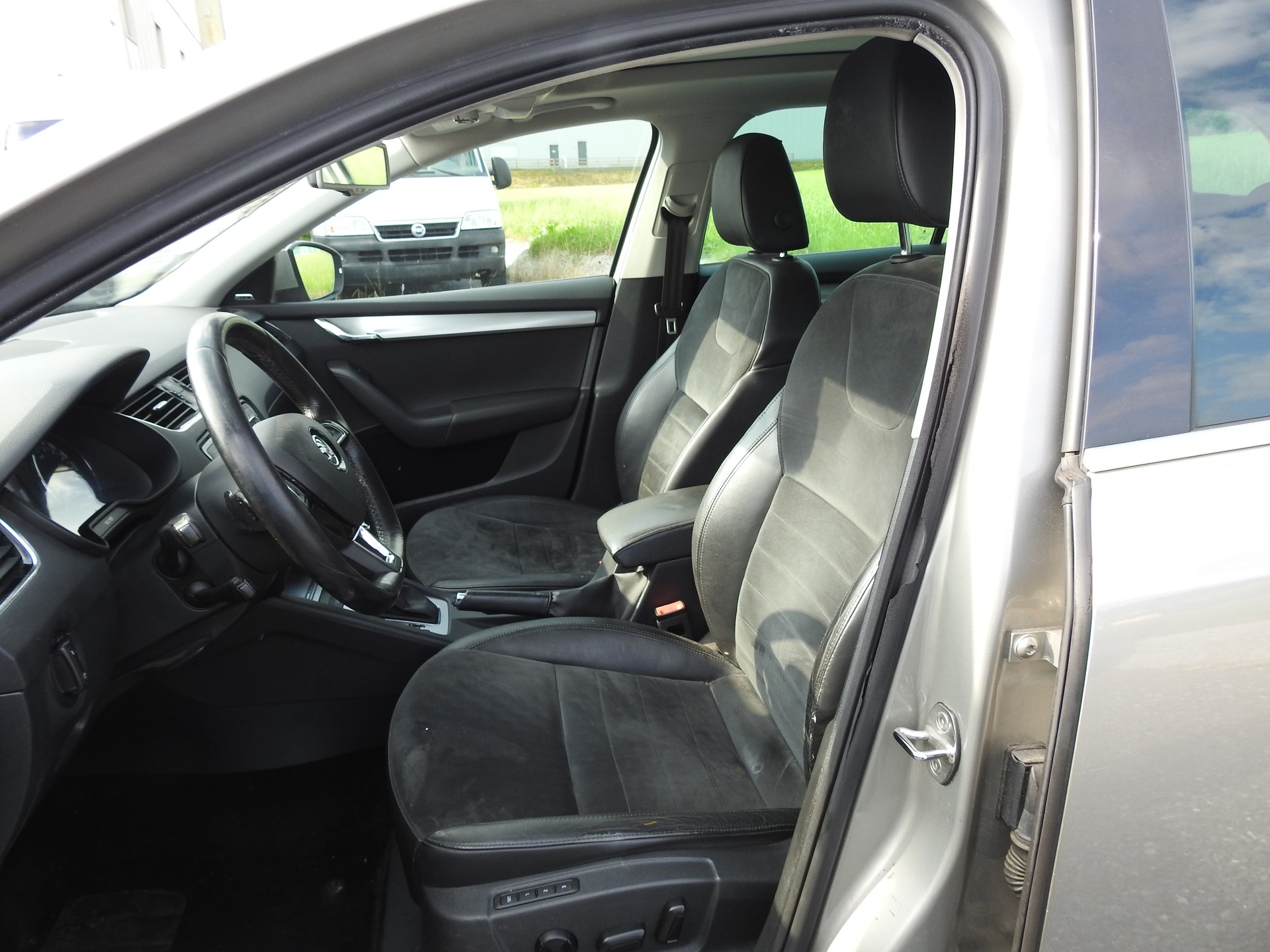SKODA Octavia Combi 1.8 TSI Ambition 4x4 DSG-image-14