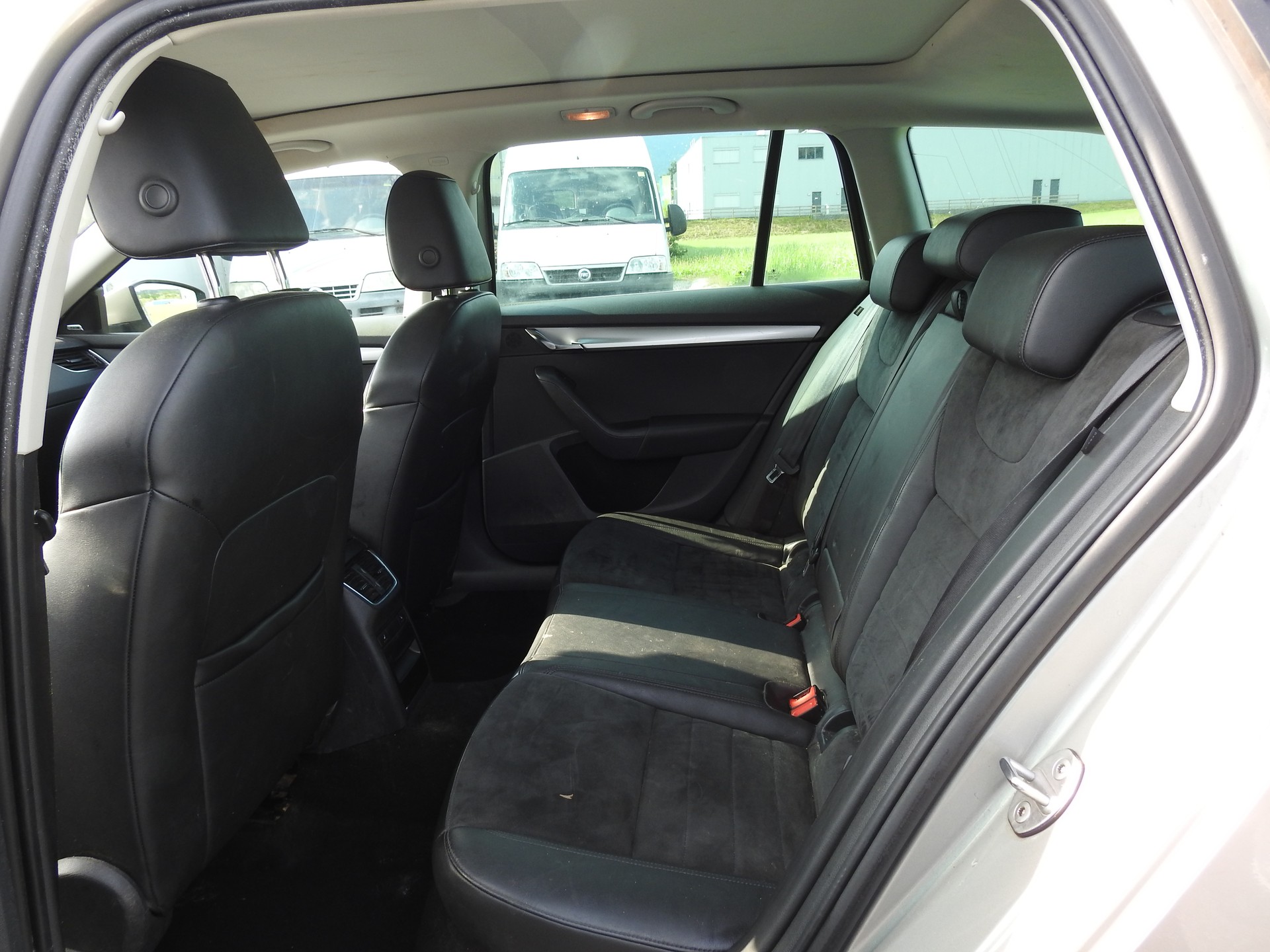 SKODA Octavia Combi 1.8 TSI Ambition 4x4 DSG-image-16