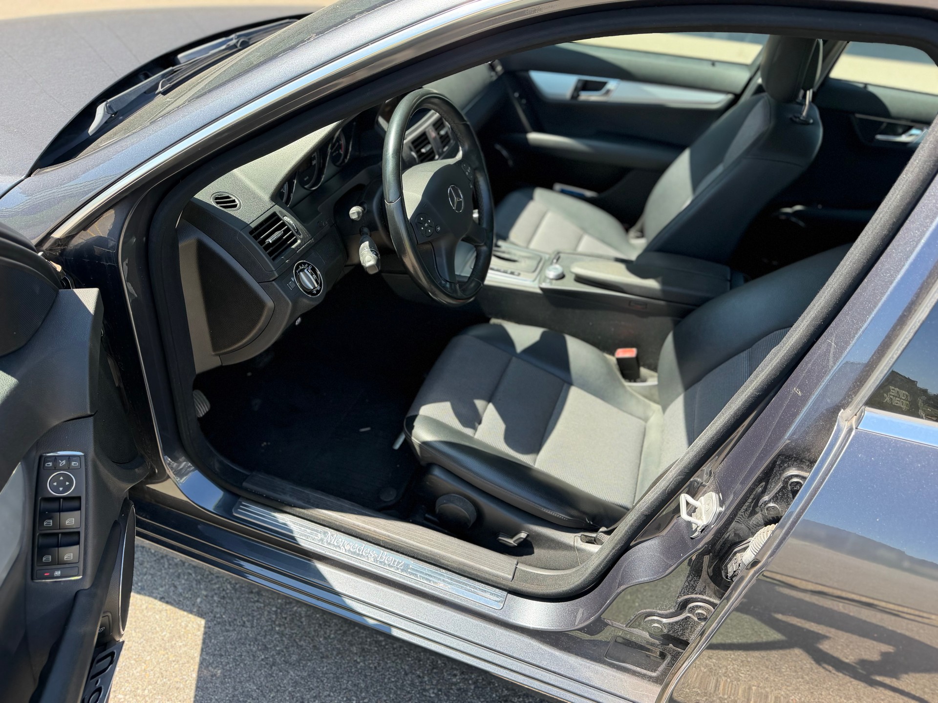 MERCEDES-BENZ C 200 CGI BlueEfficiency Automatic-image-15