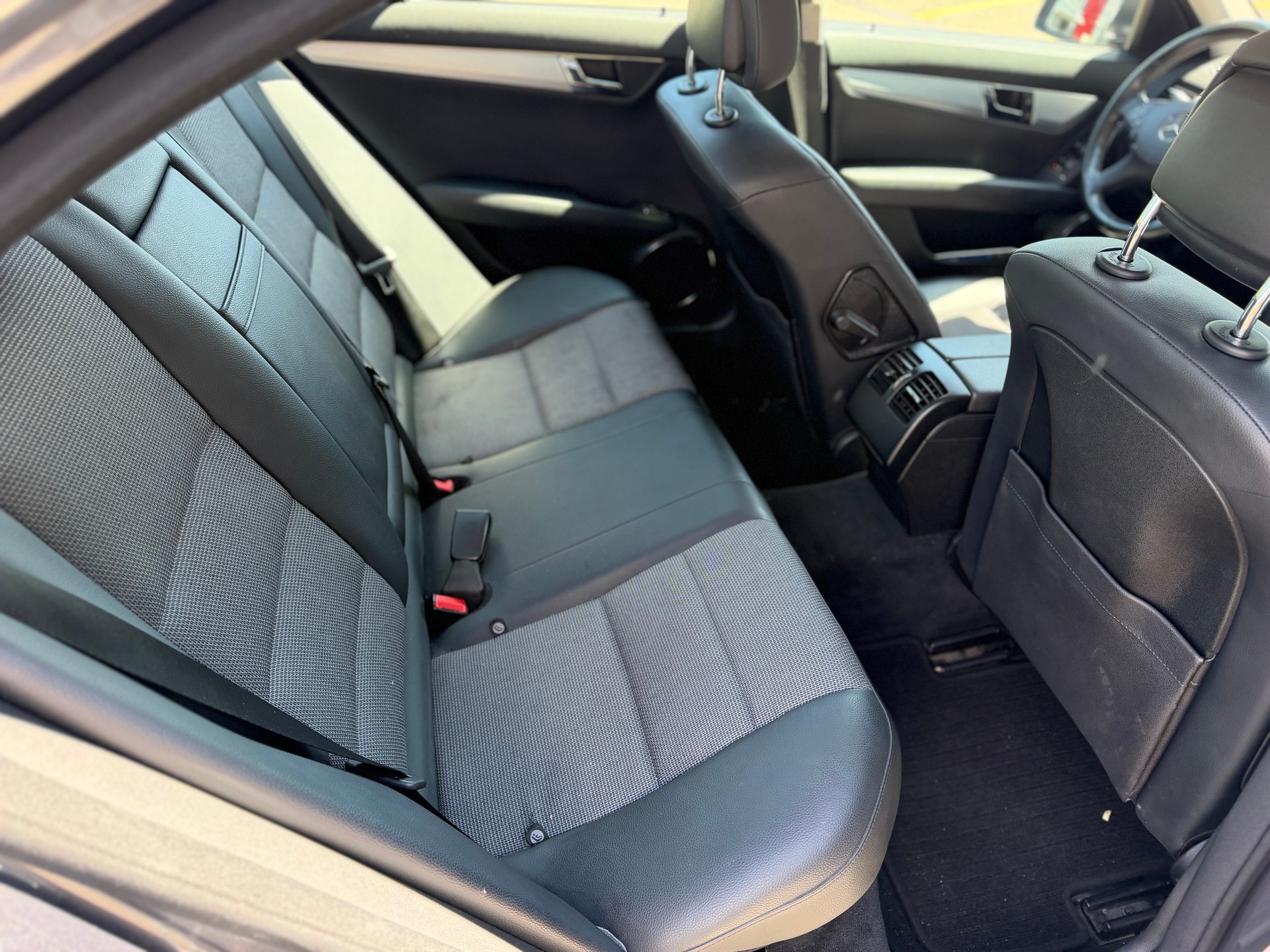 MERCEDES-BENZ C 200 CGI BlueEfficiency Automatic-image-11
