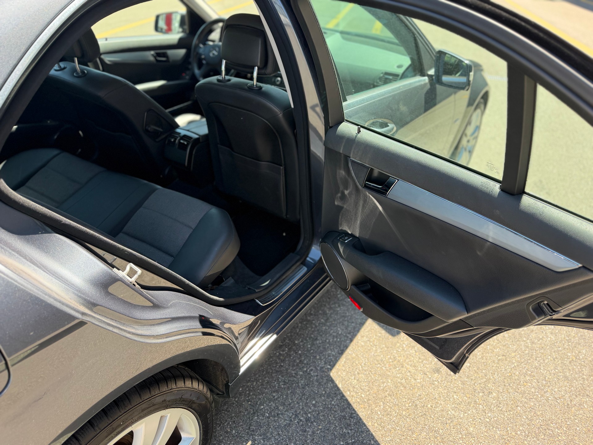 MERCEDES-BENZ C 200 CGI BlueEfficiency Automatic-image-10