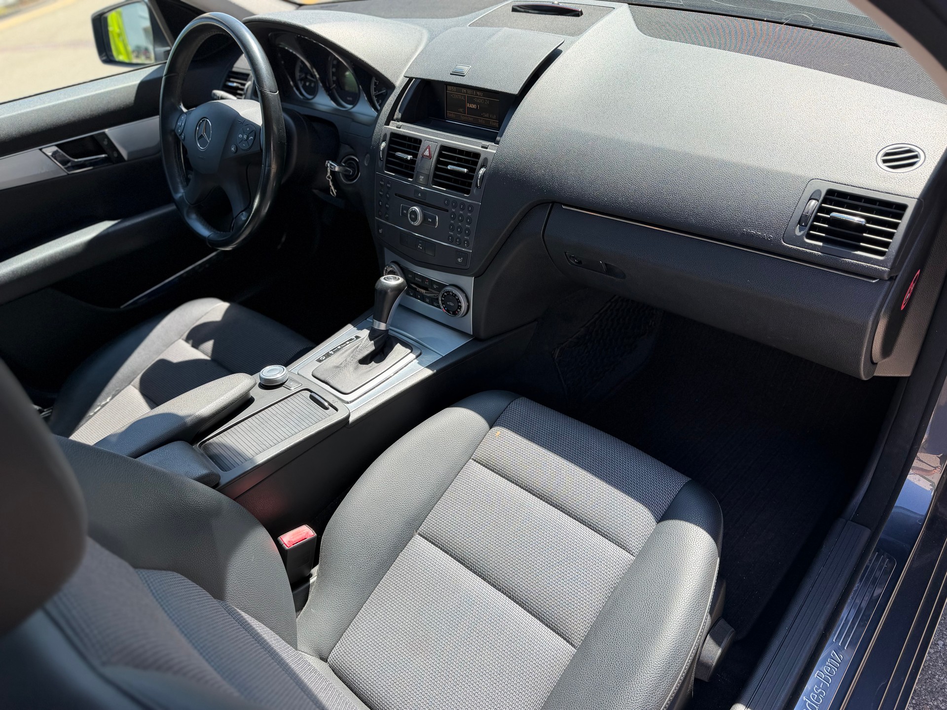 MERCEDES-BENZ C 200 CGI BlueEfficiency Automatic-image-13
