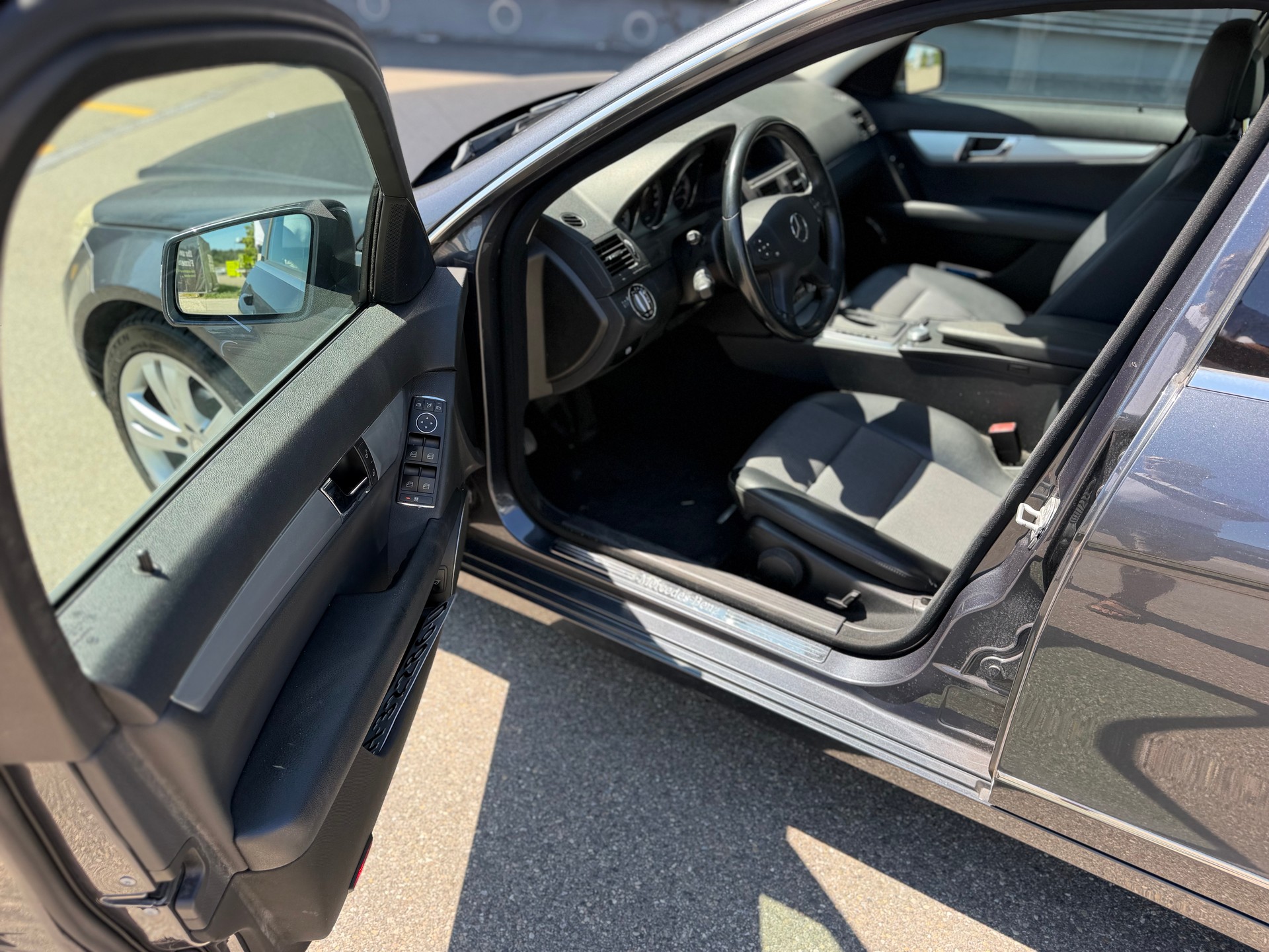MERCEDES-BENZ C 200 CGI BlueEfficiency Automatic-image-14