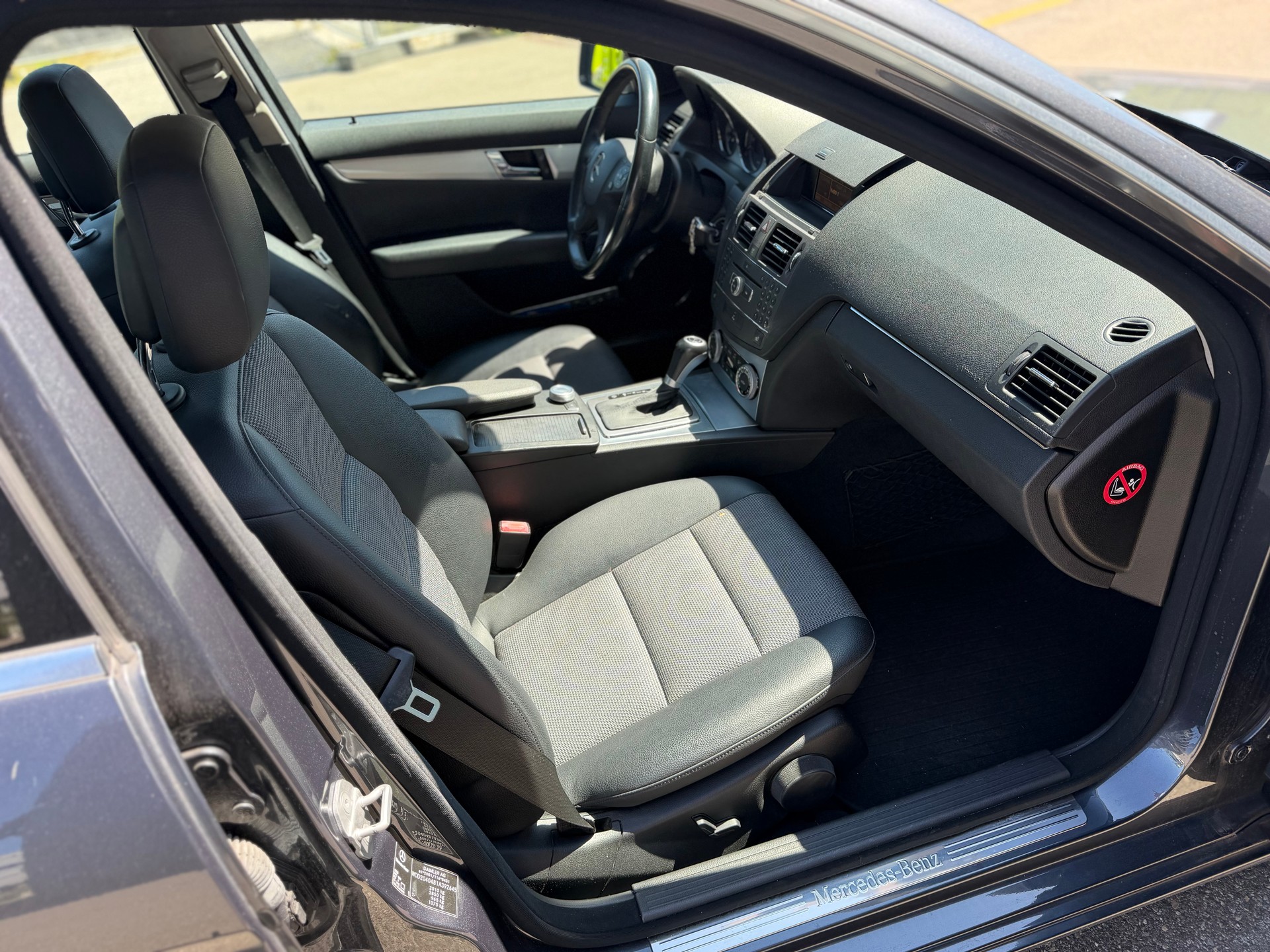 MERCEDES-BENZ C 200 CGI BlueEfficiency Automatic-image-12