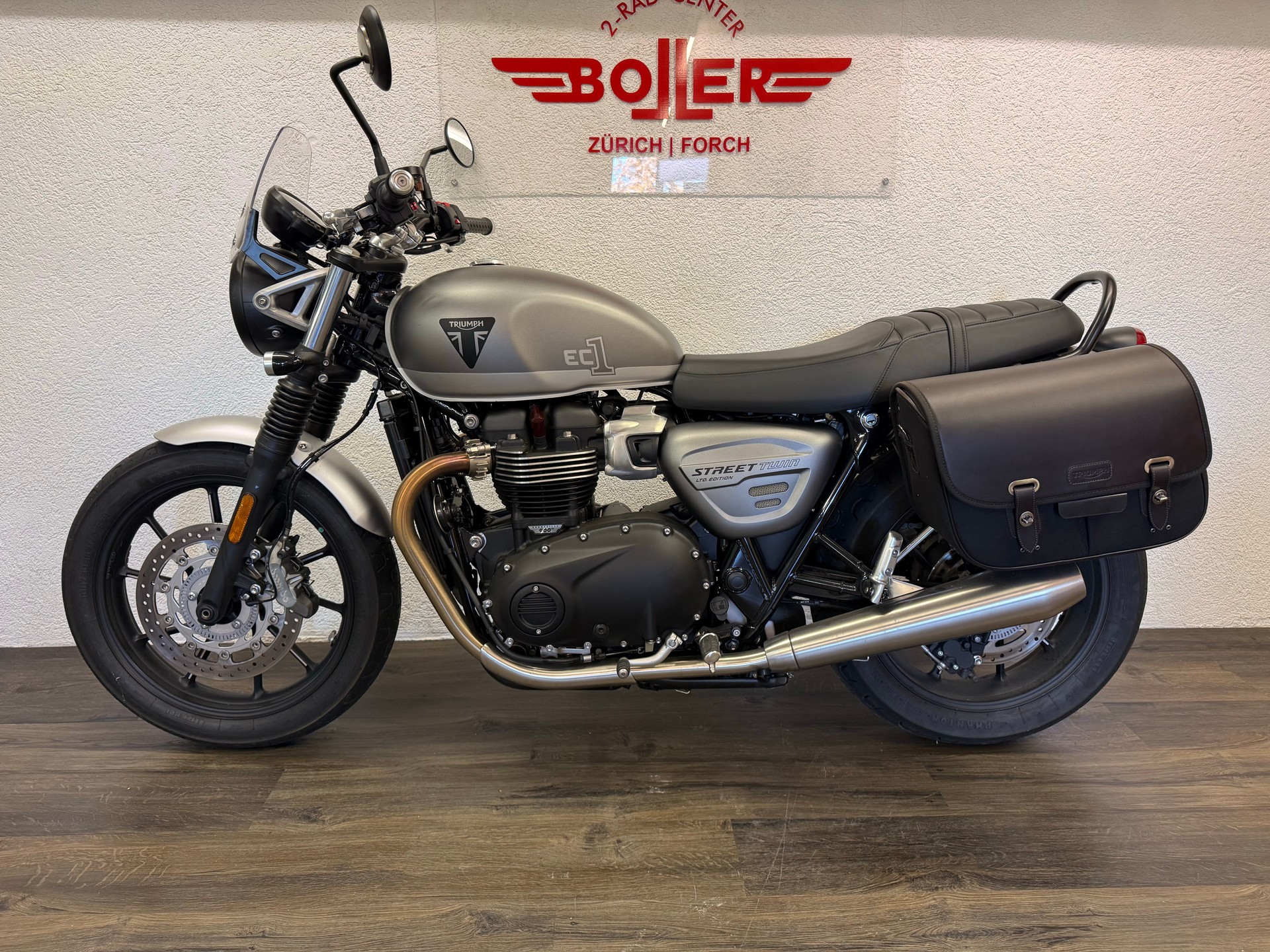 TRIUMPH Street Twin 900 Special Edition-image-7