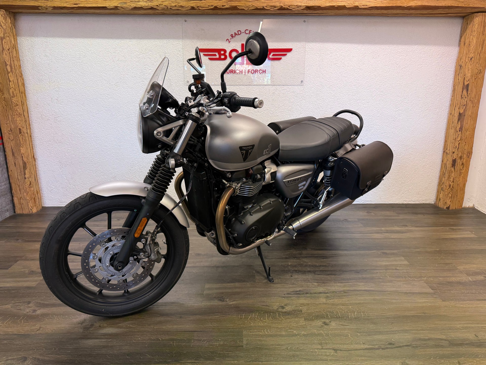 TRIUMPH Street Twin 900 Special Edition-image-6