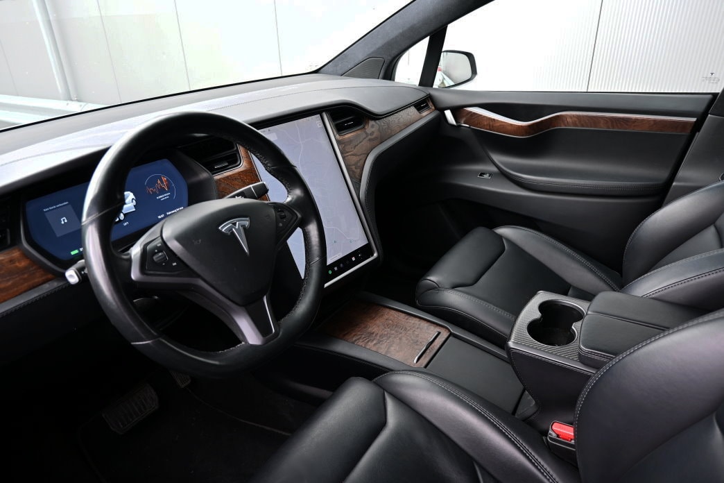 TESLA Model X 75 D-image-9