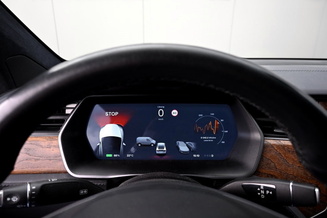 TESLA Model X 75 D-image-10