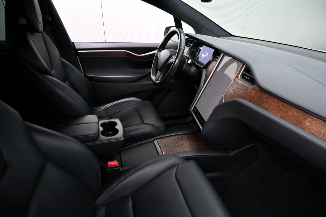 TESLA Model X 75 D-image-4