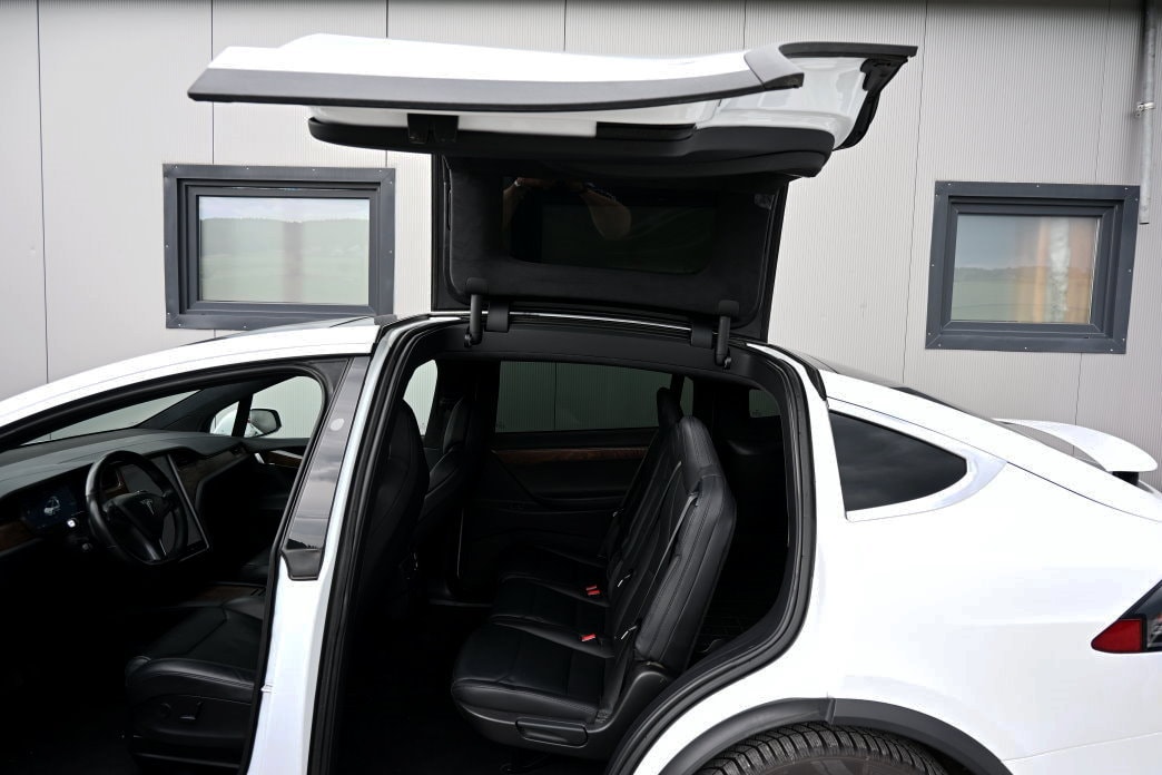 TESLA Model X 75 D-image-8