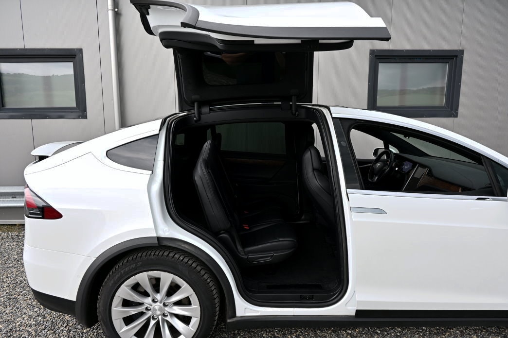 TESLA Model X 75 D-image-7