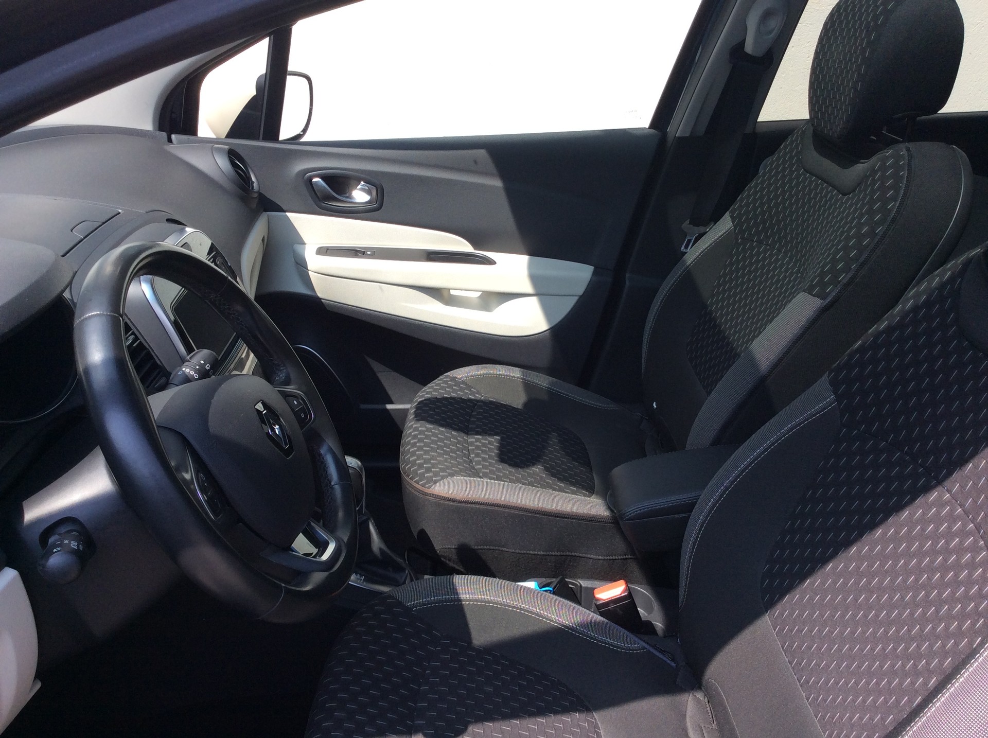 RENAULT Captur 1.2 T 16V 90th Anniversary EDC-image-3