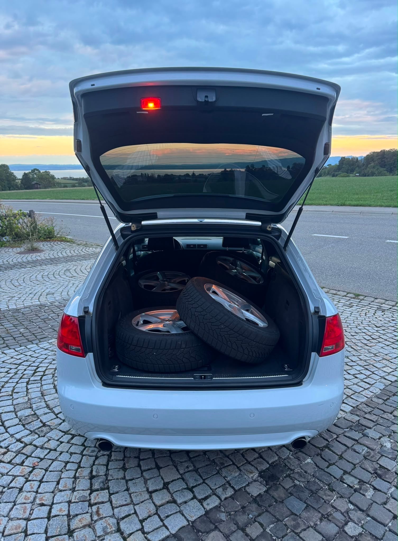 AUDI A4 Avant 2.0 Turbo FSI quattro-image-5