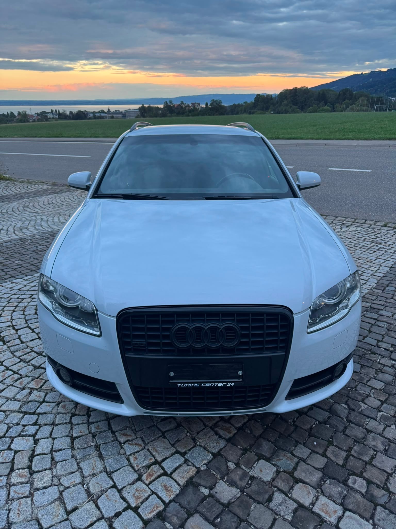AUDI A4 Avant 2.0 Turbo FSI quattro-image-1