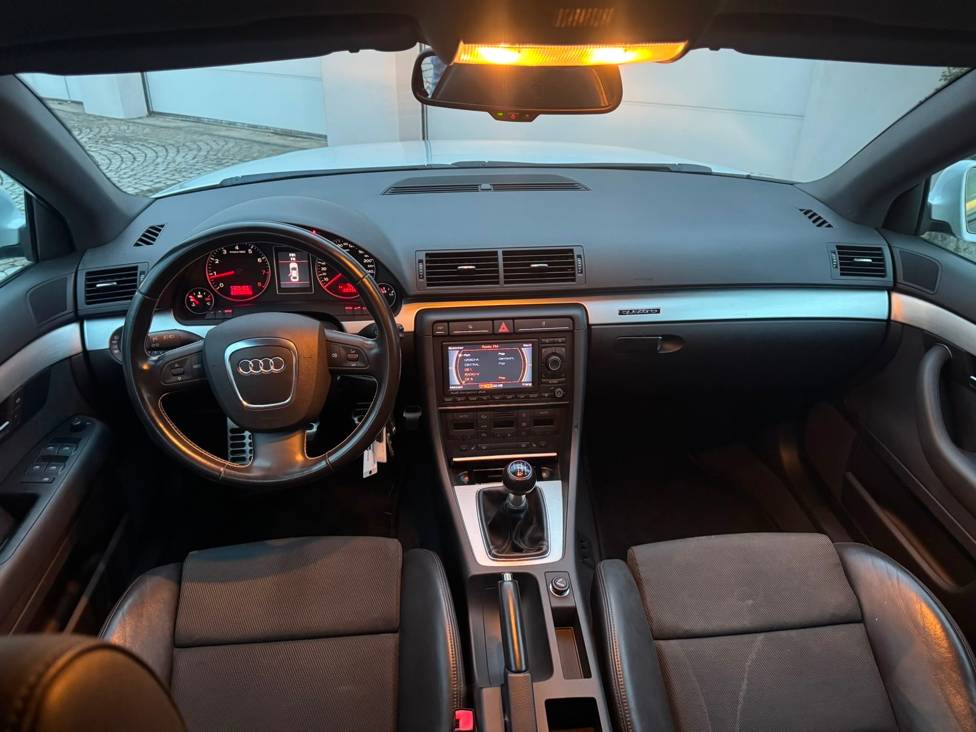 AUDI A4 Avant 2.0 Turbo FSI quattro-image-7