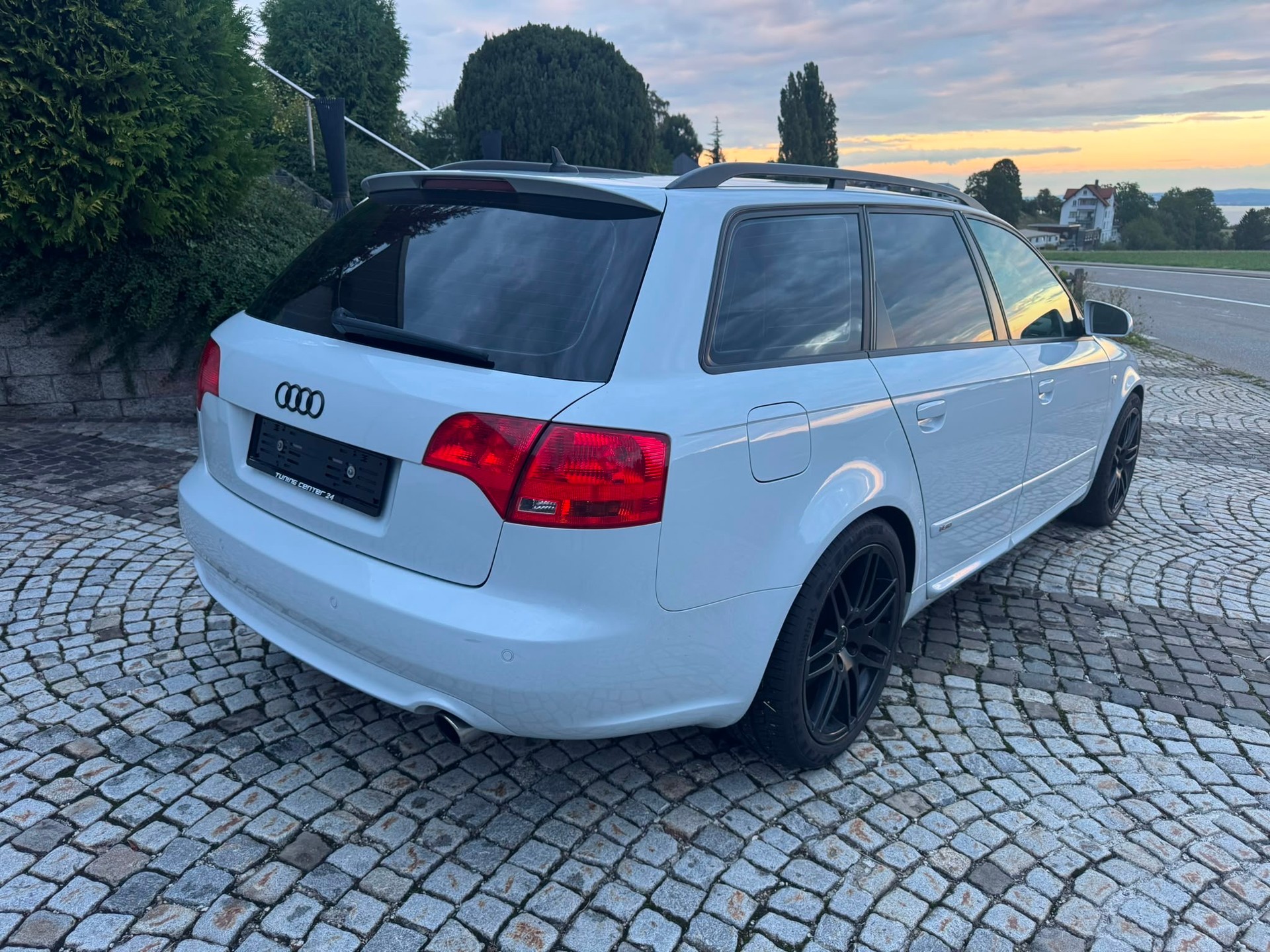 AUDI A4 Avant 2.0 Turbo FSI quattro-image-6