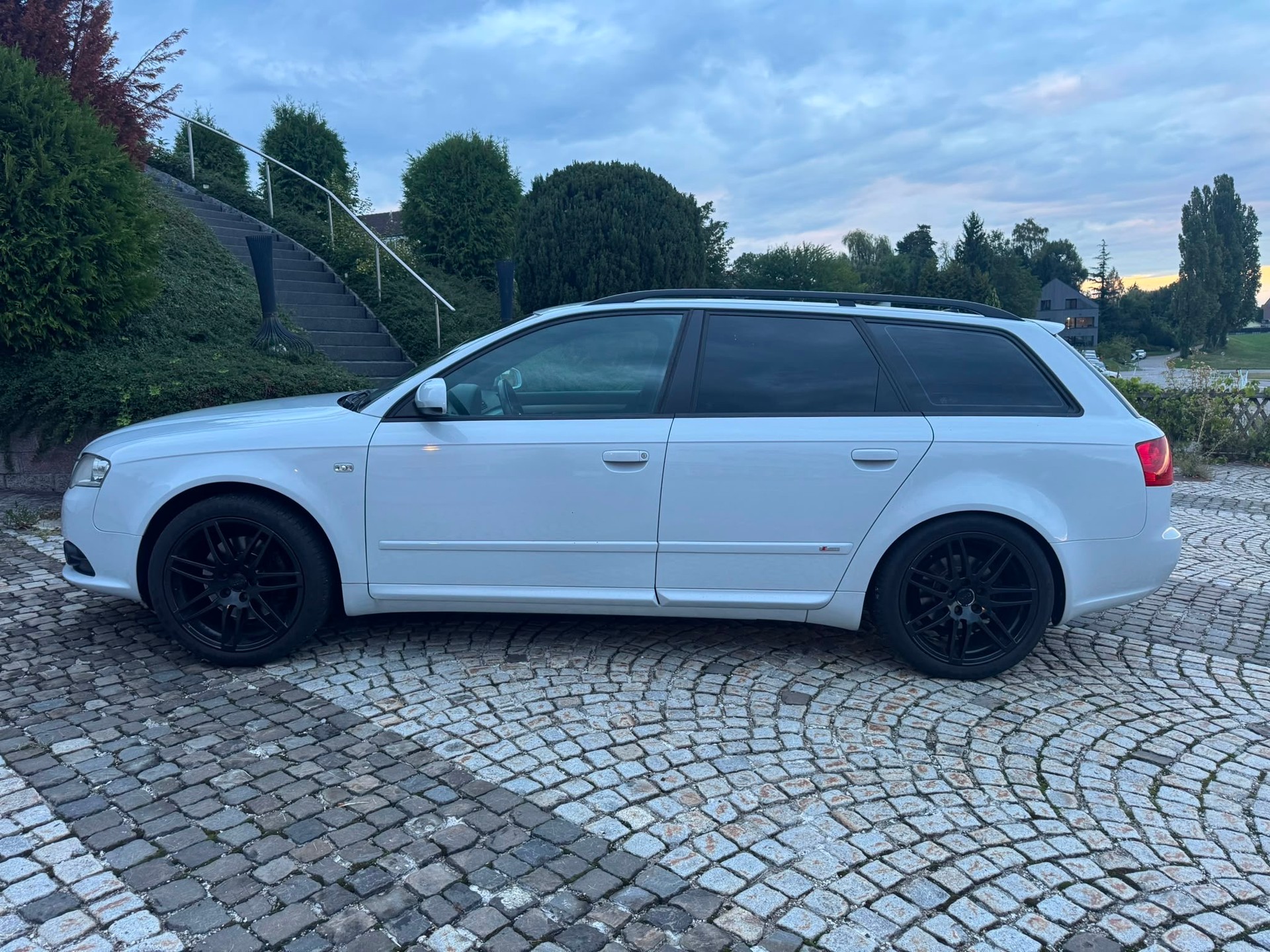AUDI A4 Avant 2.0 Turbo FSI quattro-image-3