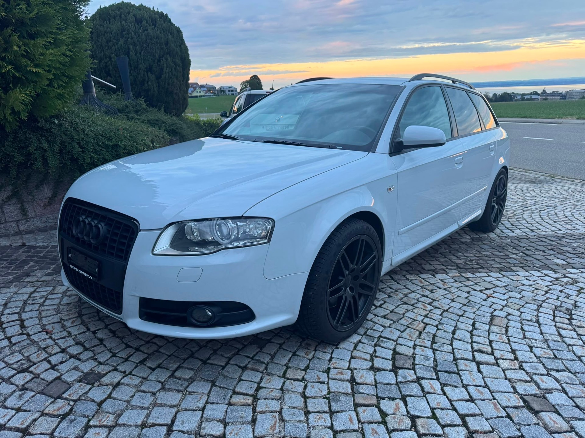 AUDI A4 Avant 2.0 Turbo FSI quattro-image-2